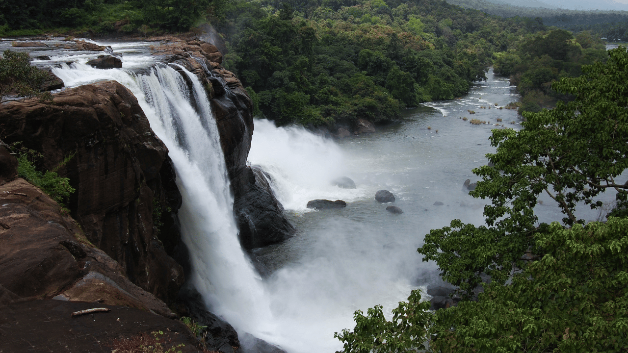 Athirappilly Waterfalls: മഴയിൽ വശ്യ സുന്ദരിയായി കേരളത്തിൻ്റെ നയാ​ഗ്ര; അതിരപ്പിള്ളിയിലേക്ക് ഒരു ട്രിപ്പ് പോയാലോ