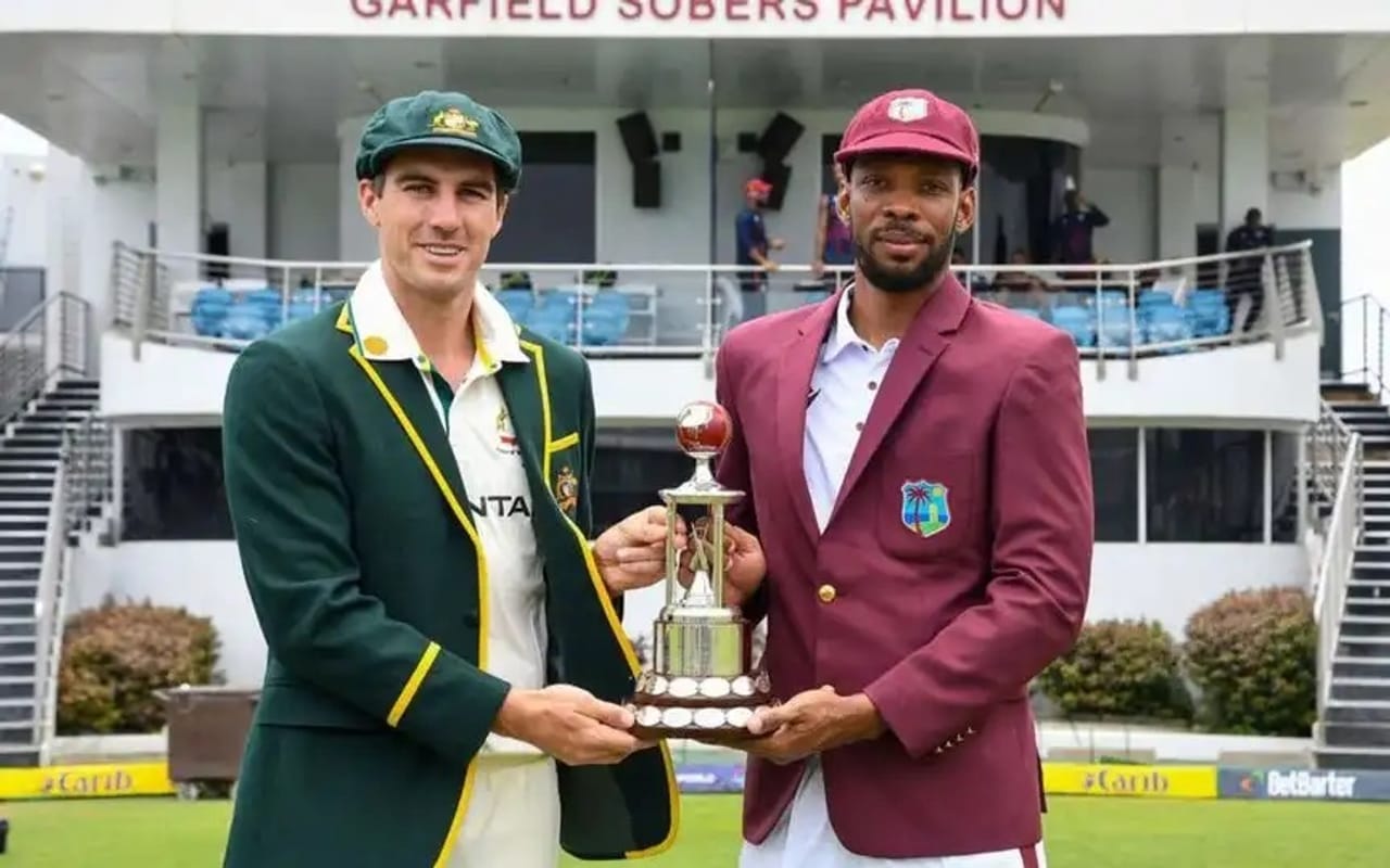 ഓസ്ട്രേലിയയും വെസ്റ്റ് ഇൻഡീസും തമ്മിലുള്ള മത്സരത്തിൽ അമ്പയറിങ് വിവാദം. ഫീൽഡറുടെ കയ്യിൽ നിന്ന് നിലത്തുതട്ടിയ ക്യാച്ച് ഔട്ട് വിധിച്ചും എഡ്ജ് ആയ പന്തിൽ എൽബിഡബ്ല്യു വിധിച്ചുമാണ് ടെലിവിഷൻ അമ്പയർ അഡ്രിയാൻ ഹോൾഡ്സ്റ്റോക്ക് വിവാദങ്ങളിൽ ഇടം പിടിച്ചത്. (Image Courtesy - Social Media)
