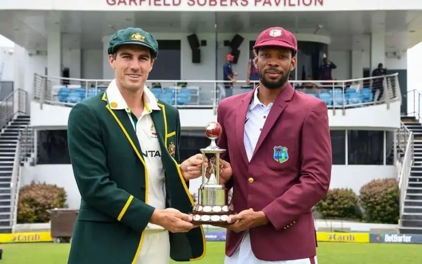 ഓസ്ട്രേലിയയും വെസ്റ്റ് ഇൻഡീസും തമ്മിലുള്ള മത്സരത്തിൽ അമ്പയറിങ് വിവാദം. ഫീൽഡറുടെ കയ്യിൽ നിന്ന് നിലത്തുതട്ടിയ ക്യാച്ച് ഔട്ട് വിധിച്ചും എഡ്ജ് ആയ പന്തിൽ എൽബിഡബ്ല്യു വിധിച്ചുമാണ് ടെലിവിഷൻ അമ്പയർ അഡ്രിയാൻ ഹോൾഡ്സ്റ്റോക്ക് വിവാദങ്ങളിൽ ഇടം പിടിച്ചത്. (Image Courtesy - Social Media)