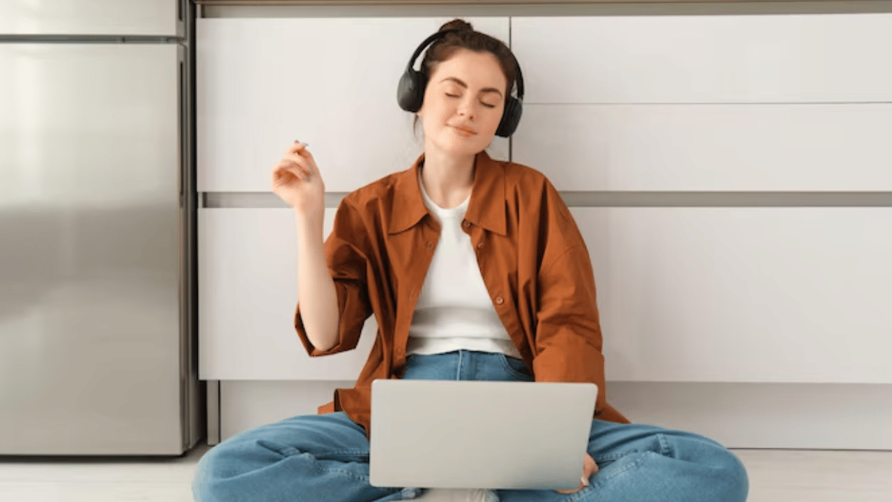 Benefits of Listening to Music: ജോലിസ്ഥലത്ത് ടെൻഷനാണോ? പാട്ട് കേട്ട് സ്ട്രെസ് ‌കുറയ്ക്കാം