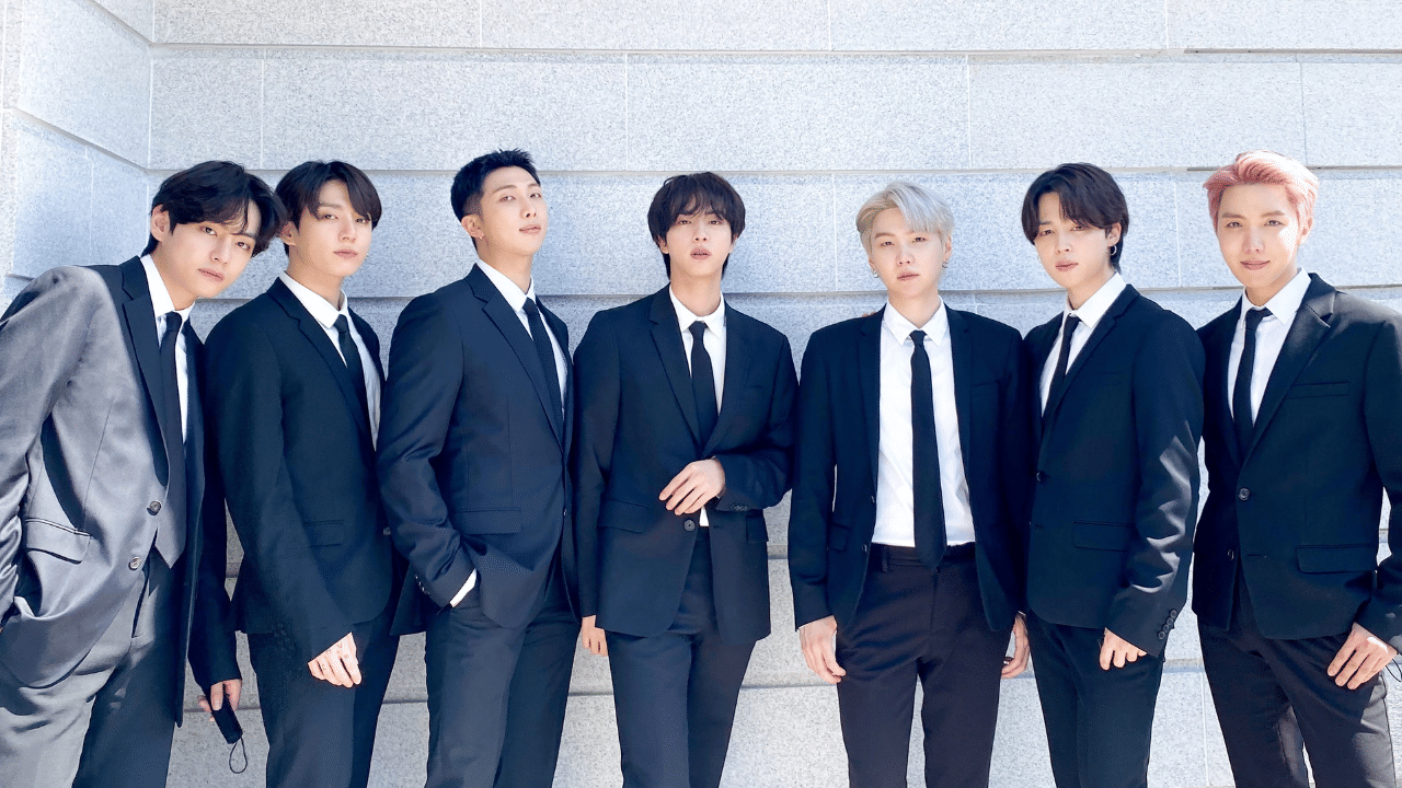 സംഗീത ലോകത്തെ ഇളക്കി മറിക്കാൻ ബിടിഎസ് വീണ്ടും എത്തുന്നു. ഏഴിൽ ആറ് അംഗങ്ങളും നിർബന്ധിത സൈനിക സേവനം പൂർത്തിയാക്കി മടങ്ങിയെത്തിക്കഴിഞ്ഞു. നാളെ ഷുഗ കൂടി തിരിച്ചെത്തുന്നതോടെ സംഗീത ലോകം കാത്തിരുന്ന ഒന്നിക്കൽ സംഭവിക്കും. (Image Credits: X) 
