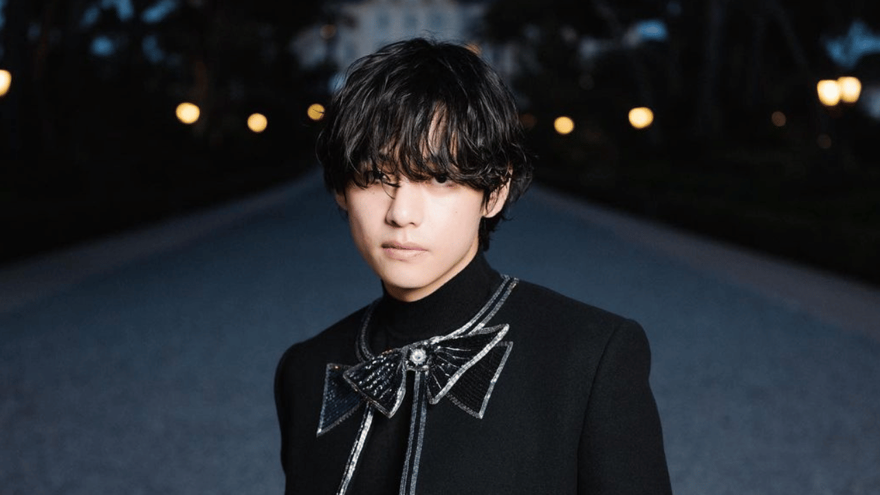 മുൻനിര ഫ്രഞ്ച് ഫാഷൻ ബ്രാൻഡായ സെലീന്റെയും, കാർട്ടിയറിന്റെയും ആഗോള അംബാസഡർ കൂടിയാണ് താരം. കൂടാതെ, കൊക്കകോള, മക്ഡൊണാൾഡ്‌സ്, ഹ്യുണ്ടായ്, ഇന്തോനേഷ്യയിലെ സിംഇൻവെസ്റ്റ് തുടങ്ങിയ ബ്രാൻഡുകളുമായും താരം ബന്ധപ്പെട്ടിരിക്കുന്നു. ഏകദേശം 342 കോടിയാണ് ബിടിഎസ് വി-യുടെ ആകെ ആസ്തി. (Image Credits: Instagram)
