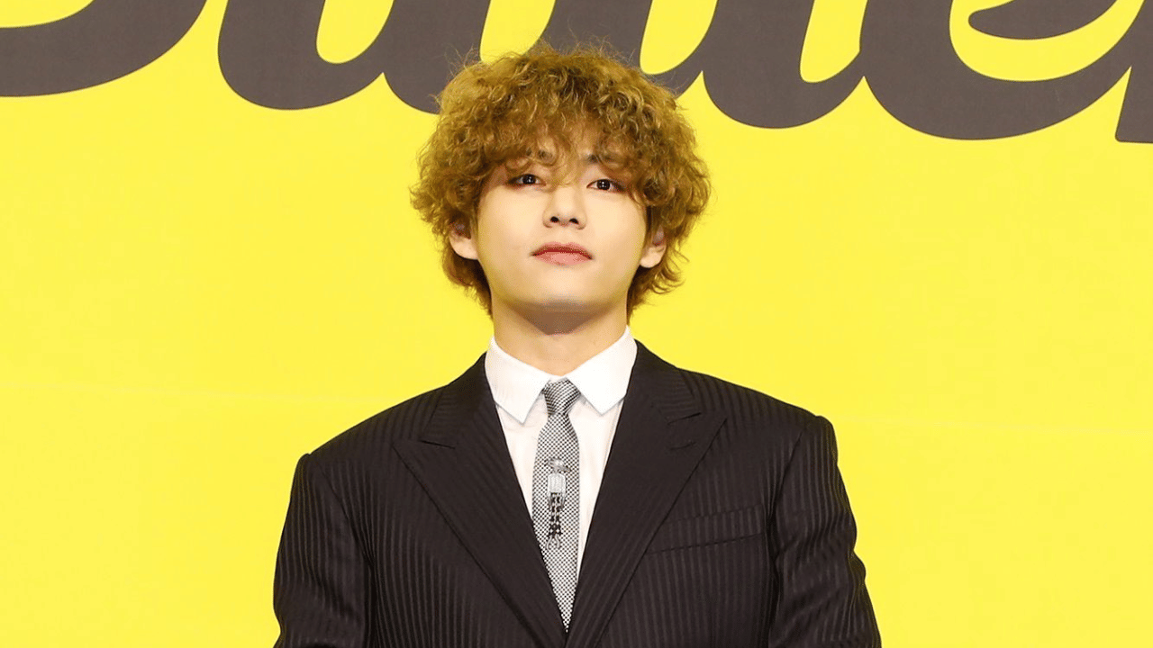 സംഗീതത്തിനപ്പുറം പ്രശസ്തി നേടിയ വി-ക്ക് ഇൻസ്റ്റാഗ്രാമിൽ 66 ദശലക്ഷത്തിലധികം ഫോളോവേഴ്‌സ് ഉണ്ട്. ഓൺലൈനിൽ ഏറ്റവും കൂടുതൽ പേർ പിന്തുടരുന്ന കെ-പോപ്പ് താരങ്ങളിൽ ഒരാളാണ് വി. ഒരു സ്പോൺസർ ചെയ്ത പോസ്റ്റിന് 58 ലക്ഷം മുതൽ 7 കോടി രൂപ വേറെയാണ് താരം ഈടാക്കുന്നുണ്ടെന്നാണ് റിപ്പോർട്ട്. ആഡംബര ബ്രാൻഡുകൾ മുതൽ ആഗോള കാമ്പെയ്‌നുകളുടെ വരെ ഭാഗമാകാറുണ്ട് വി. (Image Credits: Instagram)