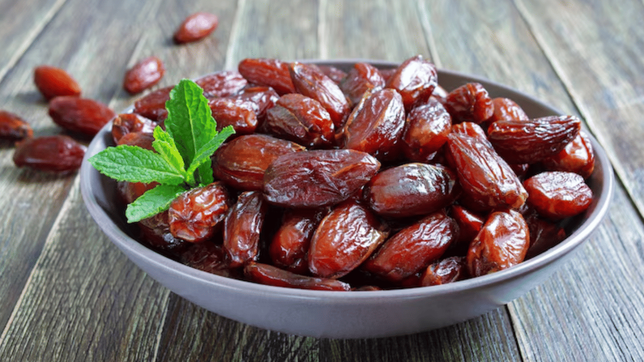 ക്ഷീണം അകറ്റാൻ ഈന്തപ്പഴം ഏറെ ഗുണം ചെയ്യും. ഈന്തപ്പഴത്തിൽ ധാരാളം വിറ്റാമിനുകളും ധാതുക്കളും ഫൈബറും ആന്റിഓക്സിഡന്റുകളും അടങ്ങിയിട്ടുണ്ട്. അതിനാൽ ഇവ ഡയറ്റിൽ ഉൾപ്പെടുത്താവുന്നതാണ്.