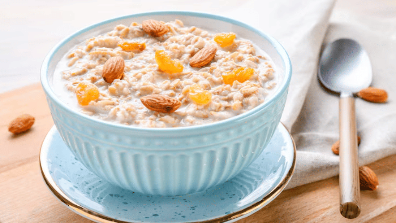 ഓട്സ് ക്ഷീണം അകറ്റാൻ മികച്ച ഓപ്ഷനാണ്. അയൺ, വിറ്റാമിൻ ബി, മ​ഗ്നീഷ്യം തുടങ്ങിയ പോഷകങ്ങളാൽ സമ്പുഷ്ടമായ ഓട്സ് ക്ഷീണം അകറ്റുകയും ഊർജം നൽകുകയും ചെയ്യുന്നു.
