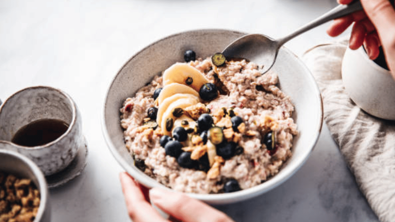 നമ്മുടെ ഡയറ്റിലെ പ്രധാന ചേരുവയാണ് ഓട്സ്. ദിവസവും ഓട്സ് കഴുക്കുന്നവർ ധാരാളമാണ്. എന്നാൽ ഇവ നിങ്ങളുടെ ആരോ​ഗ്യത്തിന് എത്രത്തോളം ​ഗുണം ചെയ്യുമെന്ന് എത്ര പേർക്ക് അറിയാം. പ്രഭാതഭക്ഷണമായും രാത്രിയിൽ ലഘുഭക്ഷണമായും പലരും ഓട്സ് കഴിക്കാറുണ്ട്. (Image Credits: GettyImages)
