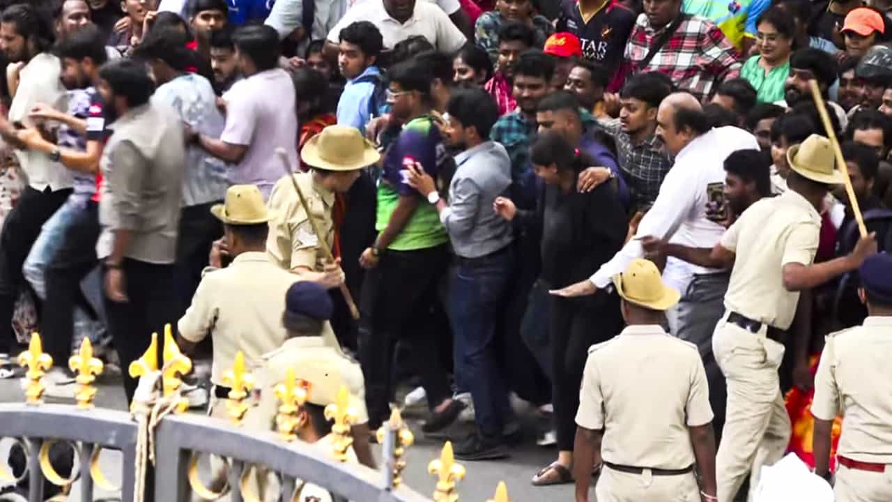 Bengaluru Stampede: ആവേശക്കൊടുമുടിയേറിയ ബെംഗളൂരു നഗരത്തെ കണ്ണീരിലാഴ്ത്തിയ സായാഹ്നം; ചിന്നസ്വാമിയില്‍ സംഭവിച്ചത്‌