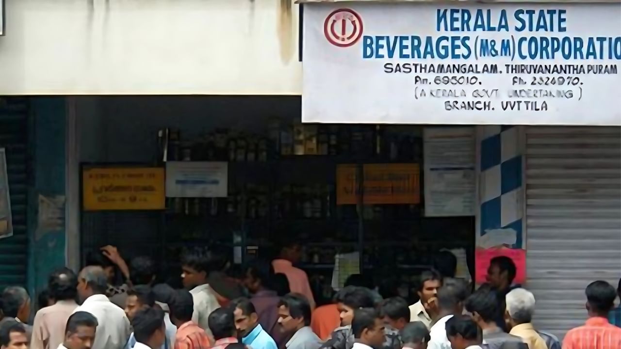 ബെവ്കോയിലും ഇത് സംബന്ധിച്ച് ഏതാണ്ട് തീരുമാനമായിട്ടുണ്ട്. അതായത് വെള്ളി, ശനി ദിവസങ്ങളിൽ (ജൂൺ 6, 7) ബെവ്കോ പ്രവർത്തിക്കും. ഡ്രൈ ഡേ അല്ലാതെ ബെവ്കോയിൽ ജൂണിൽ മറ്റ് അവധികളൊന്നുമില്ല.