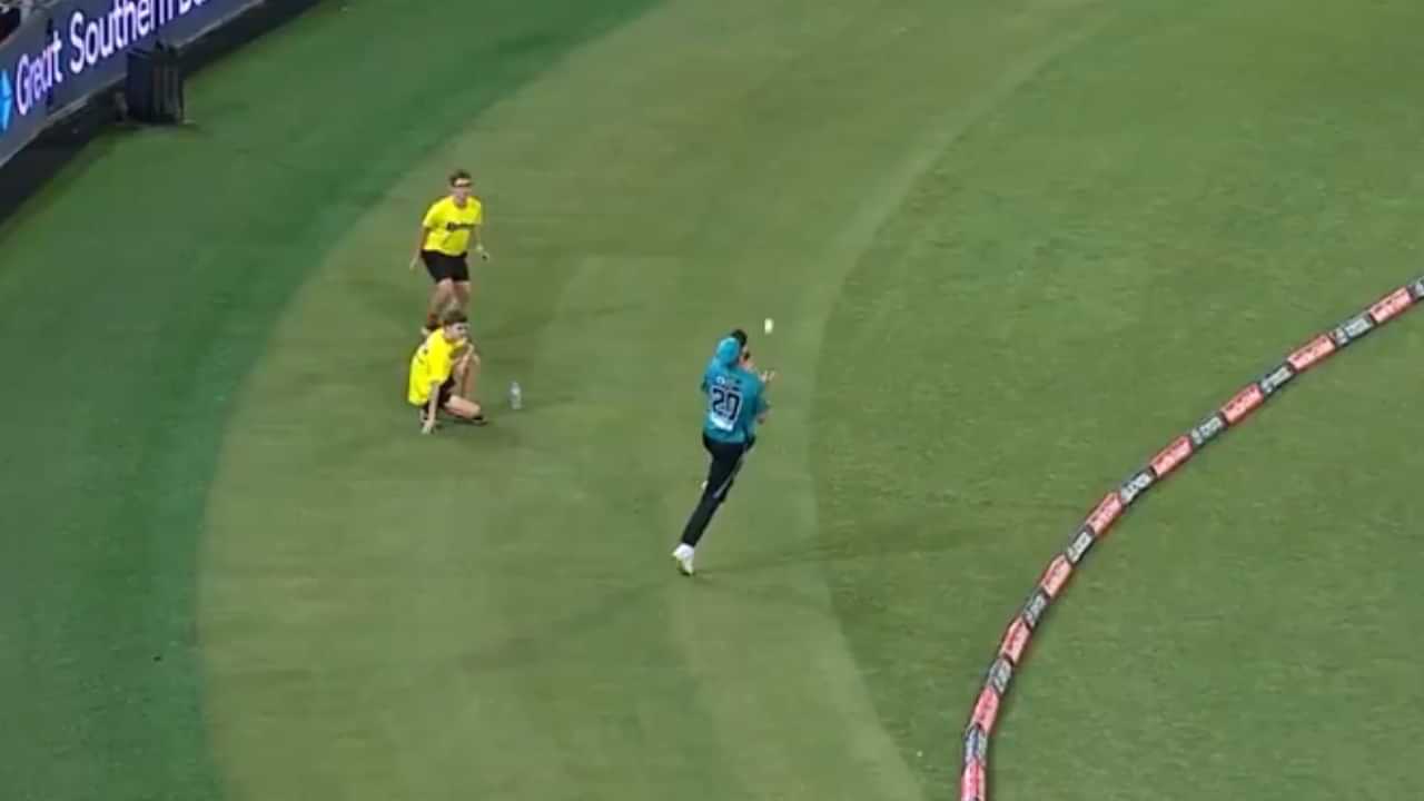 Cricket Rule Change: ബൗണ്ടറി ലൈനിലെ അതിസാഹസിക ക്യാച്ചുകൾക്ക് വിട; ഇനി അത്തരം ക്യാച്ചുകൾ നിയമവിരുദ്ധം Cricket Rule Change: ബൗണ്ടറി ലൈനിലെ അതിസാഹസിക ക്യാച്ചുകൾക്ക് വിട; ഇനി അത്തരം ക്യാച്ചുകൾ നിയമവിരുദ്ധം