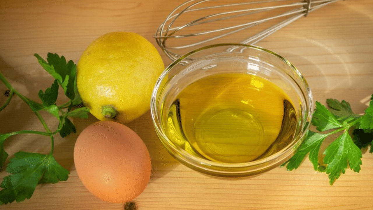 മുടിയുടെ സൗന്ദര്യം കാക്കാനും മുടി വളരാനുള്ള പല മാർഗങ്ങളും ദിവസേന പരീക്ഷിക്കുന്നവരാണ് നമ്മൾ. പണ്ടുമുതൽക്കെ മുടിയുടെ ആരോഗ്യം സംരക്ഷിക്കാൻ ആവണക്കെണ്ണയും മുട്ടയും നല്ലതാണെന്ന് കേട്ടിട്ടുണ്ട്. ഇതിൽ എന്തെങ്കിലും സത്യമുണ്ടോ? അറിയാം ഇവയുടെ ഗുണങ്ങളെക്കിറിച്ച്. (Image Credits: Freepik)