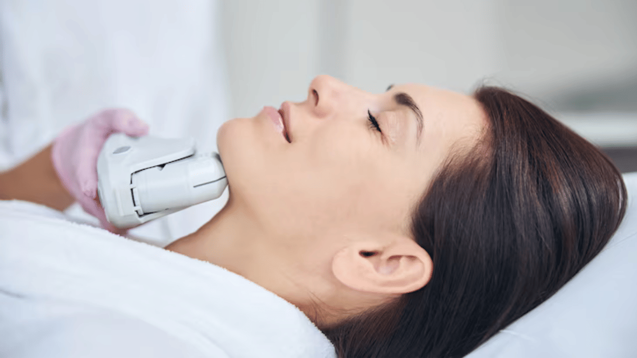 മിക്ക സ്ത്രീകൾക്കും ഒരു പ്രായം കഴിഞ്ഞാൽ അവരുടെ താടിയിലും മറ്റും അനാവശ്യമായ രോമ വളർച്ച ഉണ്ടാകാറുണ്ട്. ചിലത് ഹോർമോൺ പ്രശ്നങ്ങൾ മൂലമോ ചിലപ്പോൾ ഭക്ഷത്തിലെ രീതികൾക്കൊണ്ടോ ആകാം. ഇവ നീക്കം ചെയ്യാൻ ലേസർ ചികിത്സവരെ നടത്തുന്നവർ ധാരാളമാണ്. എന്നാൽ അതിനെല്ലാം മുമ്പ് ഈ ചായ ഒന്ന് പരീക്ഷിച്ച് നോക്കൂ.