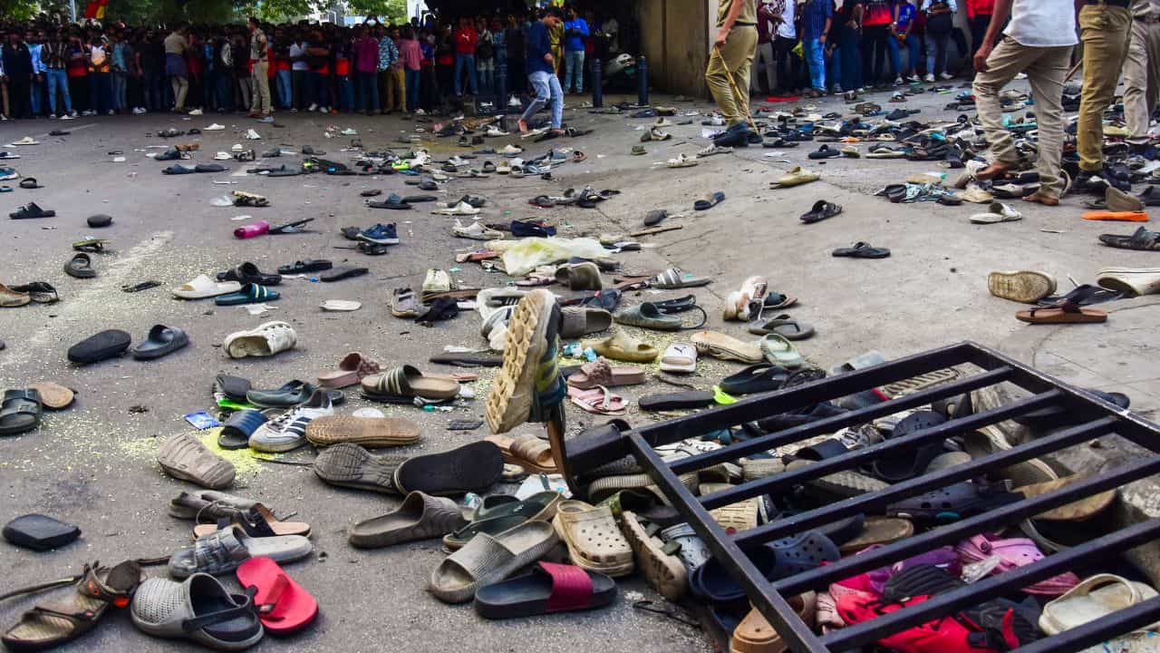 RCB Victory Parade Stampede: ബെംഗളൂരു കമ്മീഷ്ണർ ഉൾപ്പെടെയുള്ള ഉദ്യോഗസ്ഥർക്ക് സസ്പെൻഷൻ, ചിന്നസ്വാമി ദുരന്തത്തിൽ കടുത്ത നടപടിയുമായി സിദ്ധരമയ്യ