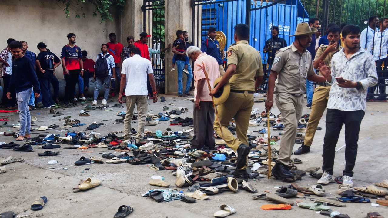 Chinnaswamy Stadium Stampede: ചിന്നസ്വാമി ദുരന്തം; ആർസിബിക്കും കർണാടക ക്രിക്കറ്റ് അസോസിയേഷനുമെതിരെ കേസെടുത്തു
