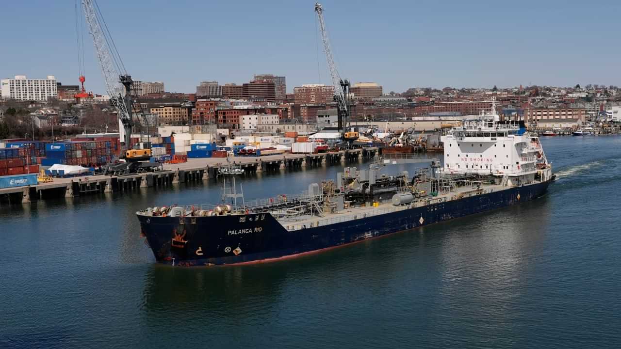 Crude Oil Price: ഇറാൻ എണ്ണ ഇല്ലെങ്കിൽ ഇന്ത്യക്കൊരു ബാക്കപ്പ് പ്ലാനുണ്ട്, സഹായിക്കാൻ ഇവരും Crude Oil Price: ഇറാൻ എണ്ണ ഇല്ലെങ്കിൽ ഇന്ത്യക്കൊരു ബാക്കപ്പ് പ്ലാനുണ്ട്, സഹായിക്കാൻ ഇവരും