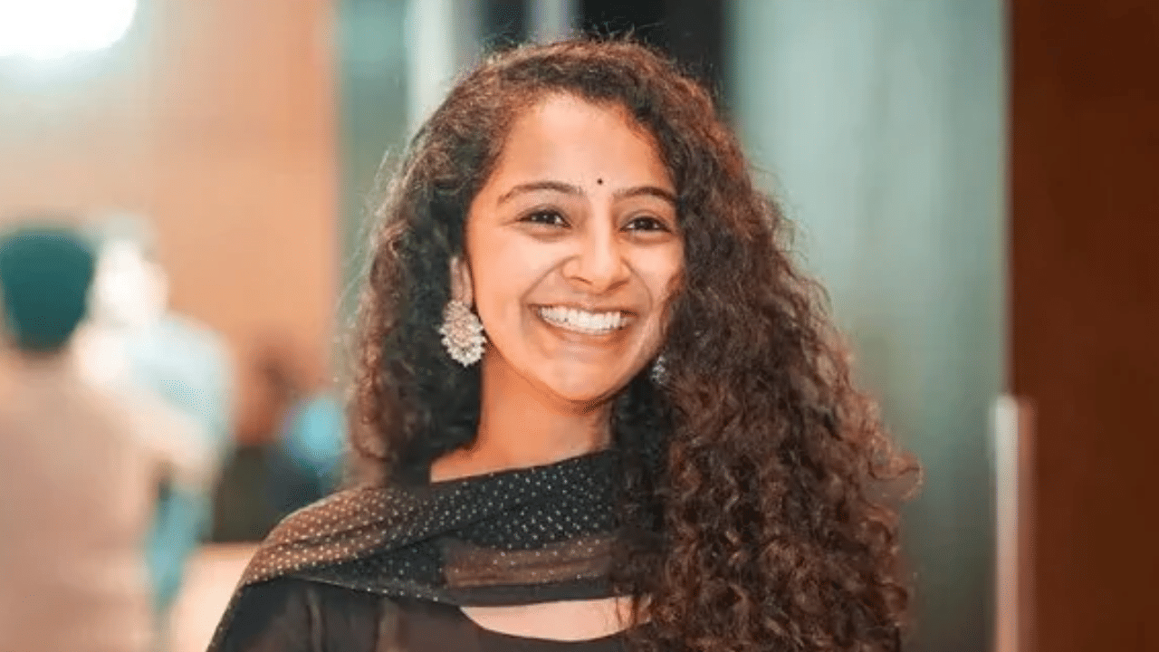 Darshana Rajendran: ചോക്ലേറ്റ് മോഷ്ടിക്കാനായി കുറേ പോക്കറ്റുള്ള ഡ്രസ്സിട്ട് പോകും, ഞങ്ങൾ ഒരു ഗ്യാങ് തന്നെയുണ്ടായിരുന്നു: ദർശന രാജേന്ദ്രൻ Darshana Rajendran: ചോക്ലേറ്റ് മോഷ്ടിക്കാനായി കുറേ പോക്കറ്റുള്ള ഡ്രസ്സിട്ട് പോകും, ഞങ്ങൾ ഒരു ഗ്യാങ് തന്നെയുണ്ടായിരുന്നു: ദർശന രാജേന്ദ്രൻ