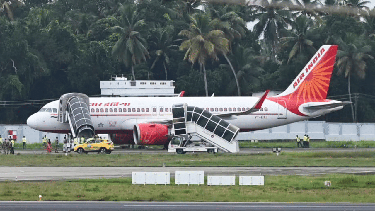 DGCA Warns Air India: നിയമലംഘനങ്ങൾ ആവർത്തിക്കുന്നു, ലൈസൻസ് റദ്ദാക്കും; എയർ ഇന്ത്യയ്ക്ക് മുന്നറിയിപ്പുമായി ഡിജിസിഎ