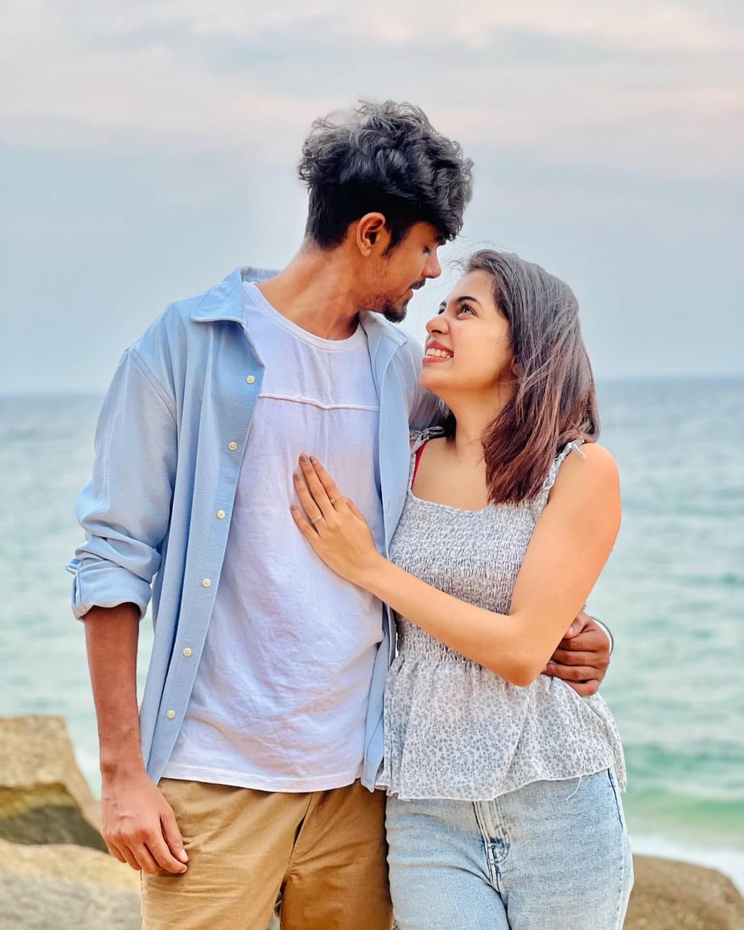 അശ്വിന് വെബ്സൈറ്റില് കയറി നോക്കും. ഇന്ന് എത്ര റെവന്യു വന്നു, നാളെ നമുക്ക് ഇത്രയാക്കണം, റീന് എങ്ങനെ പോസ്റ്റ് ചെയ്യണം, അതിനൊക്കെയുള്ള കുറേ സ്ട്രോറ്റജികള് തനിക്ക് പറഞ്ഞ് തന്നിട്ടുണ്ട്. അശ്വിന് കാരണം തന്റെ ബിസിനസ് വളര്ന്നുവെന്നും ദിയ പറഞ്ഞിരുന്നു.