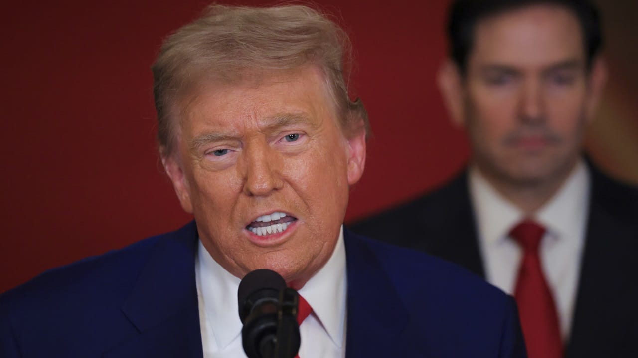 സോഷ്യല് മീഡിയയില് പ്രത്യേകിച്ചും 'എക്സി'ല് ഇപ്പോള് പ്രധാനമായും ട്രെന്ഡിങിലുള്ള ഹാഷ്ടാഗ് ഏതായിരിക്കും? സംശയം വേണ്ട 'വേള്ഡ് വാര് 3' എന്ന ഹാഷ്ടാഗാണ് അത്. ഇസ്രായേല്-ഇറാന് സംഘര്ഷം രൂക്ഷമാകുന്നതിനിടെ യുഎസും ഇതില് ഭാഗമായതാണ് ലോകത്തെ ആശങ്കപ്പെടുത്തുന്നത് (Image Credits: PTI)