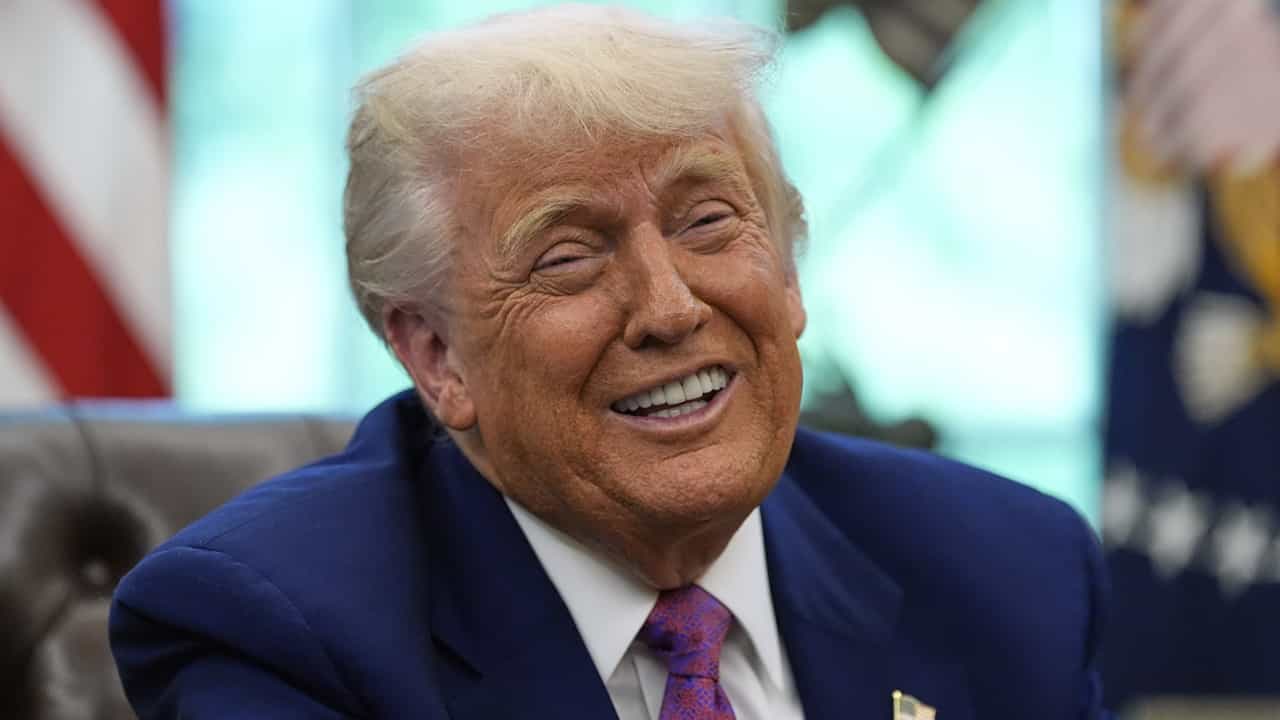 Donald Trump: വിമാനത്തില്‍ കയറിയപ്പോള്‍ കാലിടറി ട്രംപ്; അന്ന് ബൈഡനെ പരിഹസിച്ചത് ഓര്‍മിപ്പിച്ച്‌ സോഷ്യല്‍ മീഡിയ