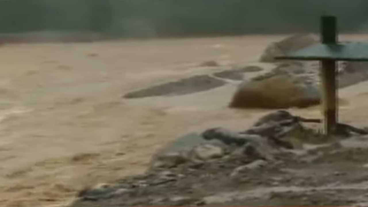 Wayanad Mundakkai Latest Updates: മുണ്ടക്കൈ ഭാഗത്തുനിന്ന് വലിയ ശബ്ദം കേട്ടെന്ന് നാട്ടുകാർ; ഉരുൾപൊട്ടിയോ എന്ന് സംശയം