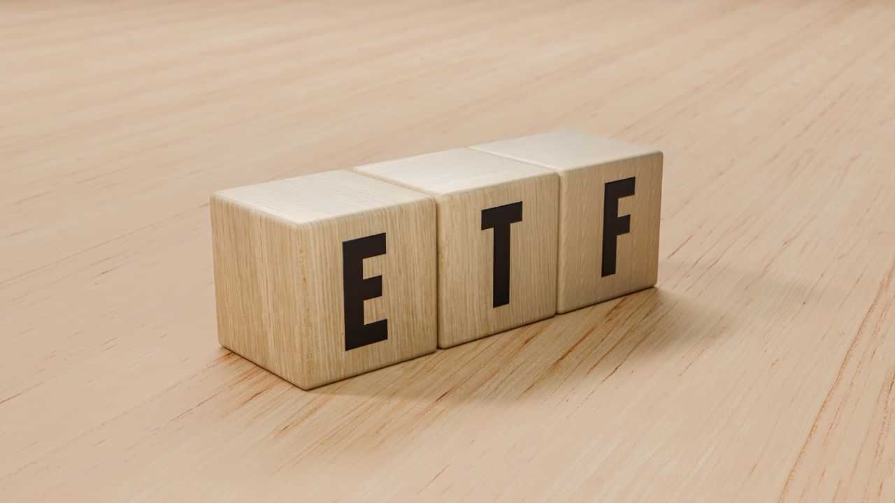 Silver ETF: സ്വര്ണത്തിനല്ല, ഇപ്പോള് വെള്ളിയ്ക്കാണ് ഡിമാന്റ്; ഇടിഎഫുകള് കുതിക്കുന്നു Silver ETF: സ്വര്ണത്തിനല്ല, ഇപ്പോള് വെള്ളിയ്ക്കാണ് ഡിമാന്റ്; ഇടിഎഫുകള് കുതിക്കുന്നു