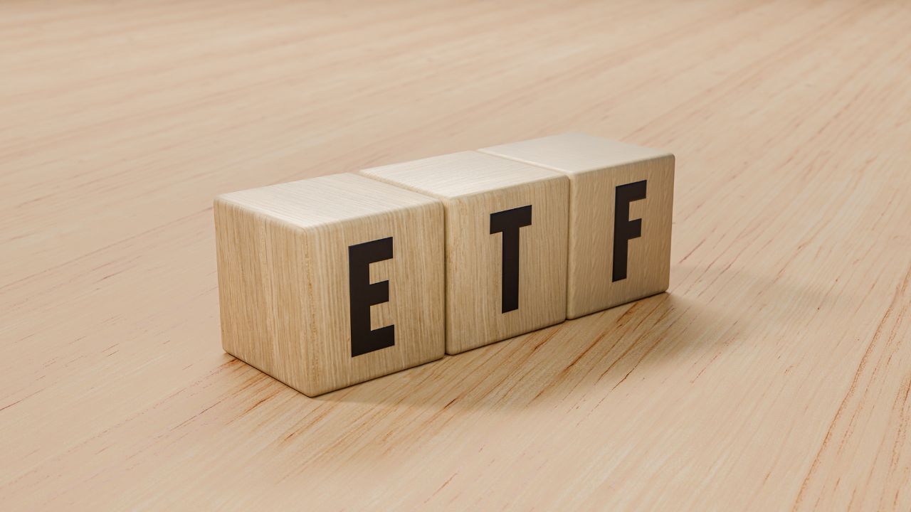 Silver ETF: സ്വര്‍ണത്തിനല്ല, ഇപ്പോള്‍ വെള്ളിയ്ക്കാണ് ഡിമാന്റ്; ഇടിഎഫുകള്‍ കുതിക്കുന്നു