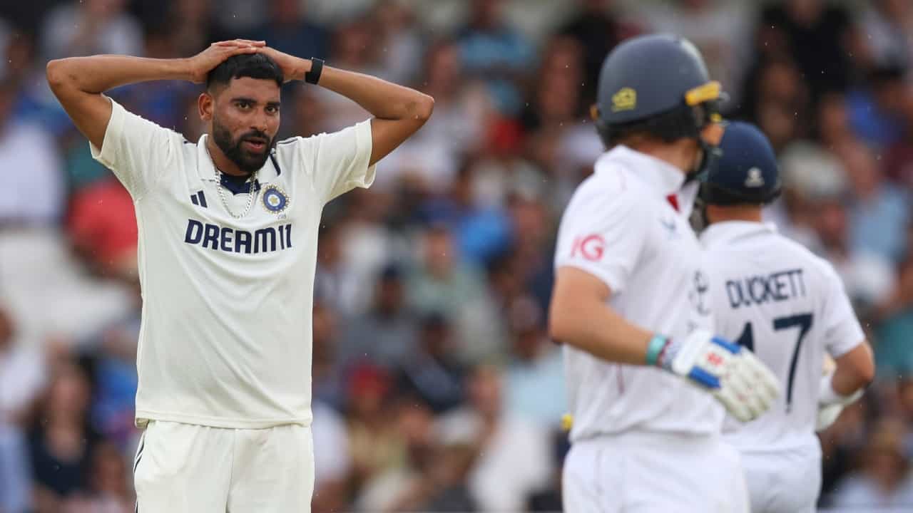 India vs England: ക്യാച്ചുകൾ മത്സരിച്ച് നിലത്തിട്ട് ഫീൽഡർമാർ; ഇന്ത്യയുടെ കൂറ്റൻ സ്കോറിനെതിരെ ഇംഗ്ലണ്ട് തിരിച്ചടിയ്ക്കുന്നു India vs England: ക്യാച്ചുകൾ മത്സരിച്ച് നിലത്തിട്ട് ഫീൽഡർമാർ; ഇന്ത്യയുടെ കൂറ്റൻ സ്കോറിനെതിരെ ഇംഗ്ലണ്ട് തിരിച്ചടിയ്ക്കുന്നു