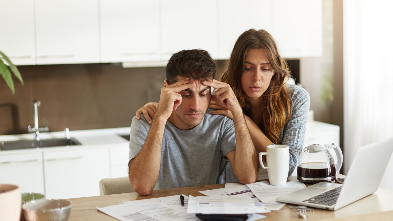 Middle Class Financial Crisis: സമ്പാദ്യമില്ലെങ്കിലും ഇന്ത്യന് മിഡില് ക്ലാസിന് കടം ധാരാളമുണ്ട് Middle Class Financial Crisis: സമ്പാദ്യമില്ലെങ്കിലും ഇന്ത്യന് മിഡില് ക്ലാസിന് കടം ധാരാളമുണ്ട്