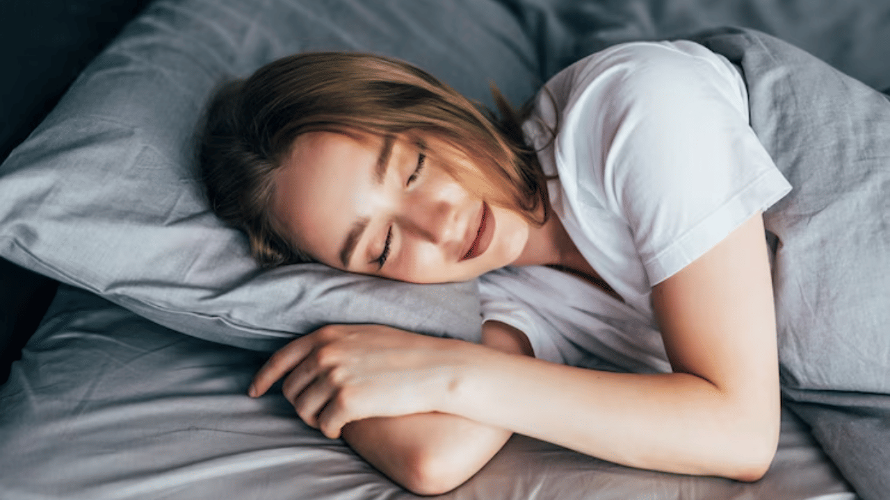 രാത്രിയിൽ നല്ല ഉറക്കം ലഭിച്ചില്ലെങ്കിൽ അത് ശരീരത്തിൻറെ ആരോഗ്യത്തെയും മാനസികാരോഗ്യത്തെയും ഒരുപോലെ ബാധിക്കും. പല കാരണങ്ങൾ കൊണ്ടും രാത്രി ഉറക്കം ലഭിക്കാതെ വരാം. ചില ഭക്ഷണങ്ങളും ഉറക്കകുറവിന് കാരണമാകും. അതിനാൽ നല്ല ഉറക്കം ലഭിക്കാനായി ഡയറ്റിൽ ഉൾപ്പെടുത്തേണ്ട ചില ഭക്ഷണങ്ങൾ നോക്കാം. (Image Credits: Freepik)