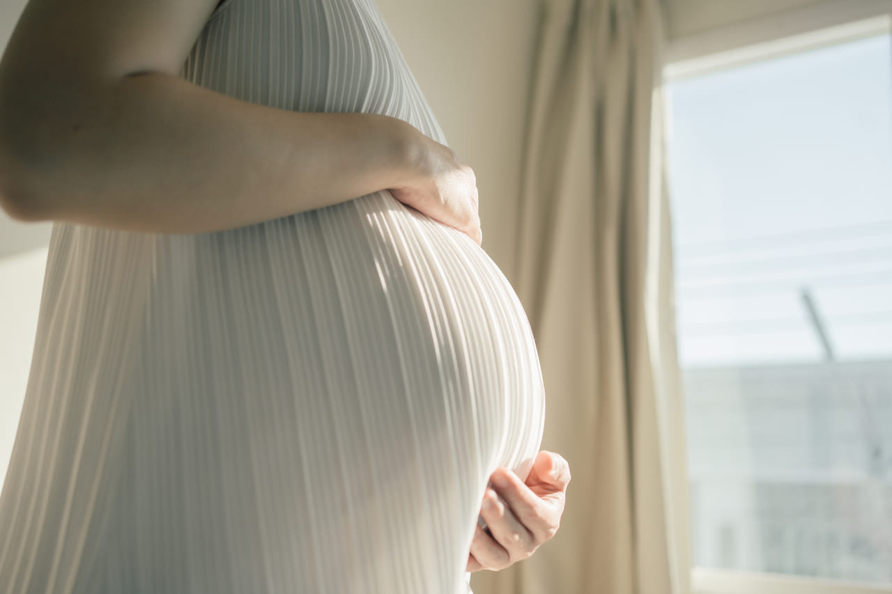 പോഷകസമൃദ്ധമായ ഭക്ഷണം: കലോറി ഗണ്യമായി കുറയ്ക്കുന്നതിനുപകരം, പച്ചക്കറികൾ, പഴങ്ങൾ, ലീൻ പ്രോട്ടീനുകൾ, ആരോഗ്യകരമായ കൊഴുപ്പുകൾ, കാർബോഹൈഡ്രേറ്റുകൾ എന്നിവ അടങ്ങിയ ഭക്ഷണക്രമം ശീലമാക്കുക. പോഷകസമൃദ്ധമായ ഭക്ഷണം രക്തത്തിലെ പഞ്ചസാര സ്ഥിരപ്പെടുത്താനും ഊർജ്ജം മെച്ചപ്പെടുത്താനും പ്രസവാനന്തര ആരോ​ഗ്യത്തിനും നല്ലതാണ്. അമിതമായി സംസ്കരിച്ച ഭക്ഷണങ്ങളും പഞ്ചസാര അടങ്ങിയ പാനീയങ്ങളും ഒഴിവാക്കുക.