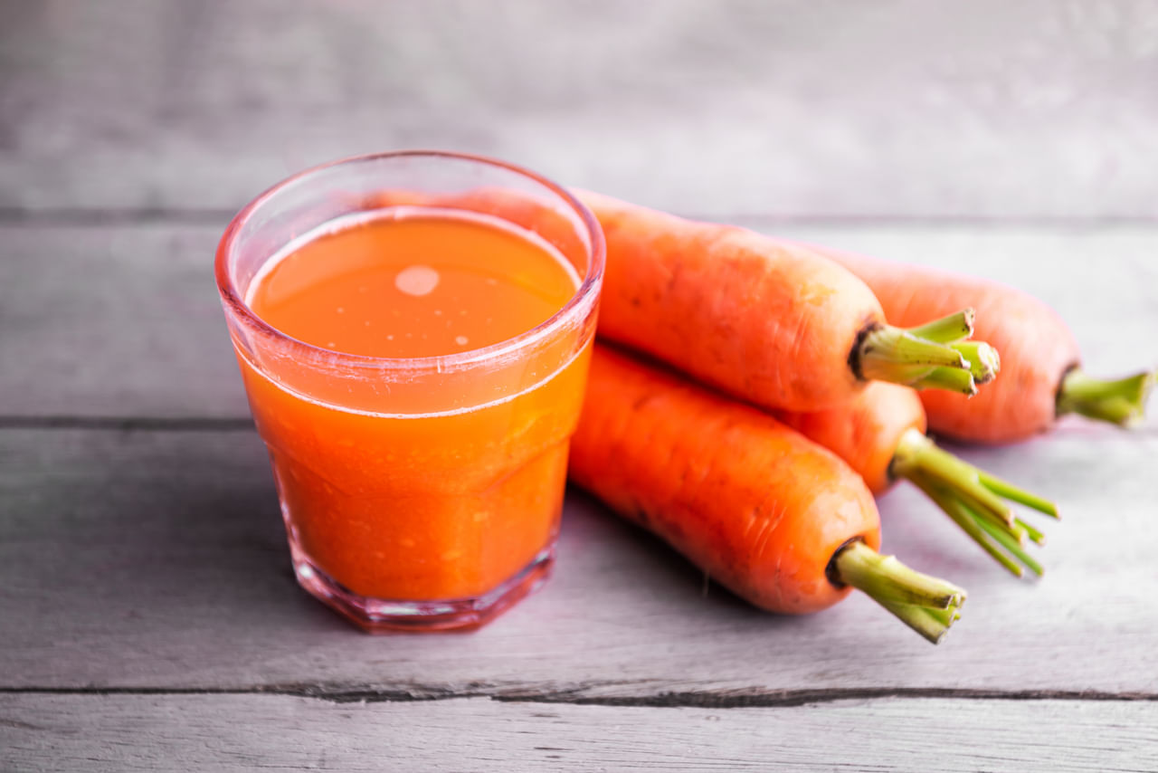 നമ്മളിൽ മിക്കവരും ദിവസം ആരംഭിക്കുന്നത് ഒരു കപ്പ് ചൂടുള്ള ചായയോ കാപ്പിയോ കുടിച്ചുകൊണ്ടാണ്. എന്നാൽ ഈ ശീലം നമുക്ക് അത്ര നല്ലതല്ല. ശരീരത്തിന് ആവശ്യമായ എന്തെങ്കിലും ​ഗുണം ലഭിക്കണമെങ്കിൽ ഭക്ഷണക്രമം മാറ്റിയെ മതിയാകൂ. അതിന് ക്യാരറ്റ്- ഇഞ്ചി ജ്യൂസ് അത്യുത്തമമാണ്. വിറ്റാമിനുകൾ, ആന്റിഓക്‌സിഡന്റുകൾ, ആന്റി-ഇൻഫ്ലമേറ്ററി ഗുണങ്ങൾ എന്നിവയ്ക്ക് പേരുകേട്ടതാണ് ഈ ജ്യൂസ്. മറ്റ് ​ഗുണങ്ങൾ അറിയാം. (Image Credits: Gettyimages)