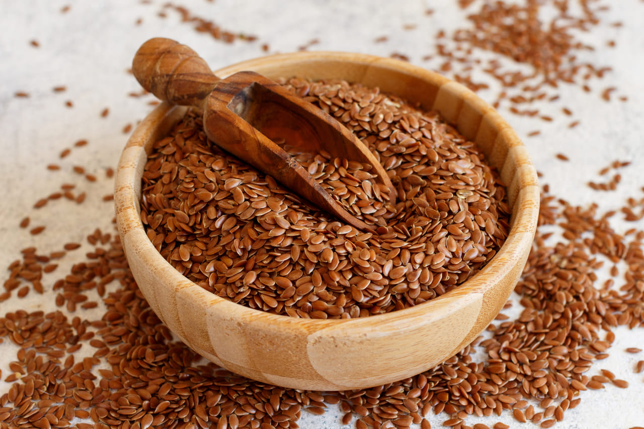 ഫ്ലാക്സ് സീഡ് അഥവാ ചണവിത്ത്, അടുത്ത കാലത്ത് ഏറ്റവും കൂടുതൽ പ്രചാരം നേടിയ ഒന്നാണിത്. നാരുകൾ, ഒമേഗ-3 ഫാറ്റി ആസിഡുകൾ, അവശ്യ പോഷകങ്ങൾ എന്നിവയാൽ സമ്പുഷ്ടമായ ഇവ നിങ്ങളുടെ മൊത്തത്തിലുള്ള ആരോ​ഗ്യം മെച്ചപ്പെടുത്തുന്നു. മുടിയുടെയും ചർമ്മത്തിന്റെയും ആരോഗ്യം മെച്ചപ്പെടുത്താൻ പലരും ഫ്ളാക്സ് സീഡുകൾ കഴിക്കുന്നുണ്ട്, എന്നാൽ സ്ത്രീകളുടെ മൊത്തത്തിലുള്ള ആരോ​ഗ്യത്തിന് ഇവയുടെ ​ഗുണങ്ങൾ എന്തെല്ലാമെന്ന് നോക്കാം. (Image Credits: Gettyimages) 