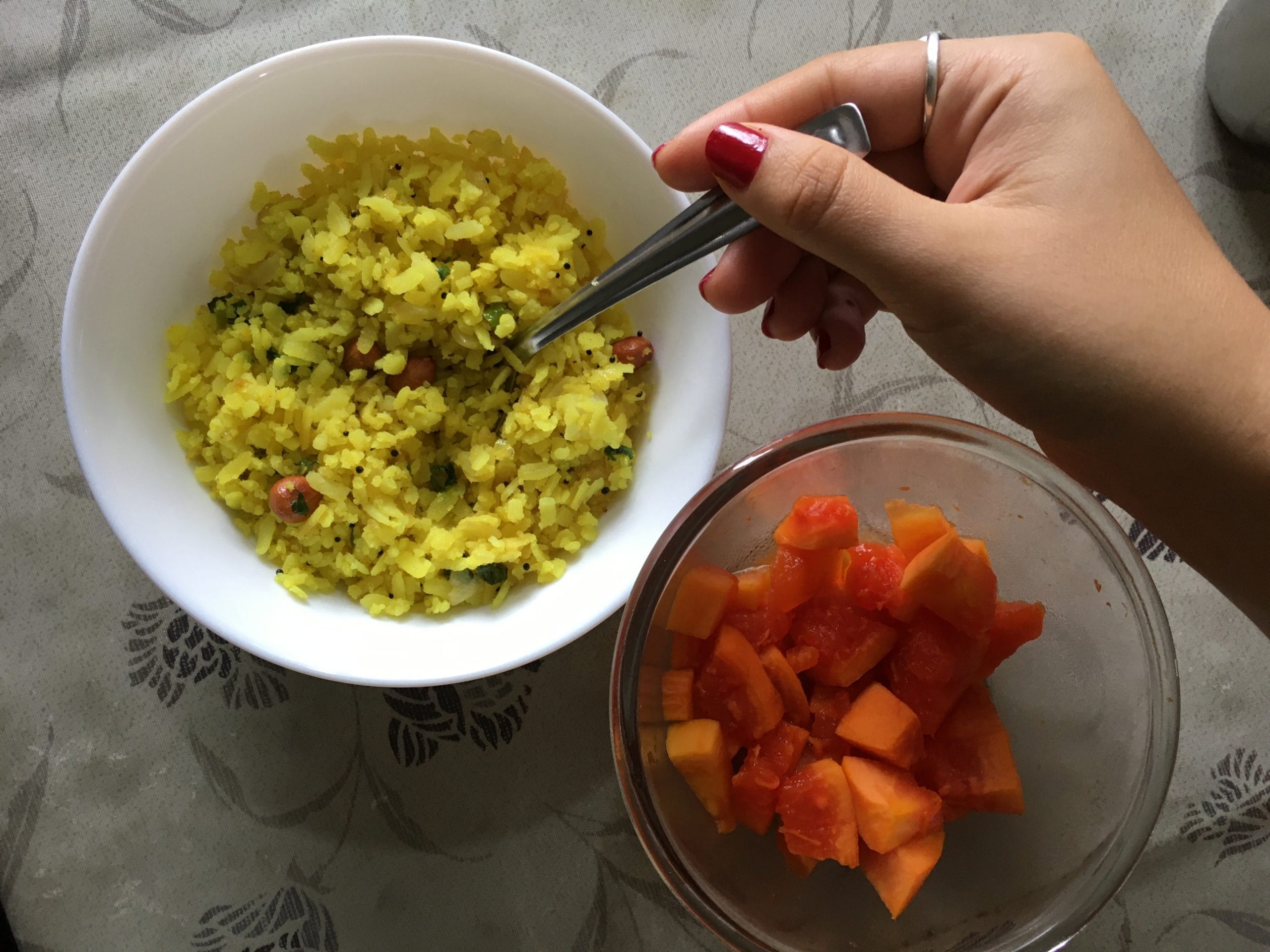 അരി വേവിച്ചത്, 4 ടേബിൾസ്പൂൺ എണ്ണ, ½ ടീസ്പൂൺ കടുക്, 1 ടേബിൾസ്പൂൺ കടല പരിപ്പ്, 1 ടേബിൾസ്പൂൺ ഉഴുന്ന് പരിപ്പ്, 10-12 കറിവേപ്പില, 4-5 ഉണങ്ങിയ ചുവന്ന മുളക് (വറ്റൽമുളക്), ½ ടീസ്പൂൺ മഞ്ഞൾപ്പൊടി, ½ ടീസ്പൂൺ കായം, 2 നാരങ്ങയുടെ തൊലി, 5 ടേബിൾസ്പൂൺ നാരങ്ങ നീര്, ഉപ്പ് (ആവശ്യത്തിന്) ഇവയാണ് ലെമൺ റൈസ് തയ്യാറാക്കാൻ ആവശ്യമായ ചേരുവകൾ. 
