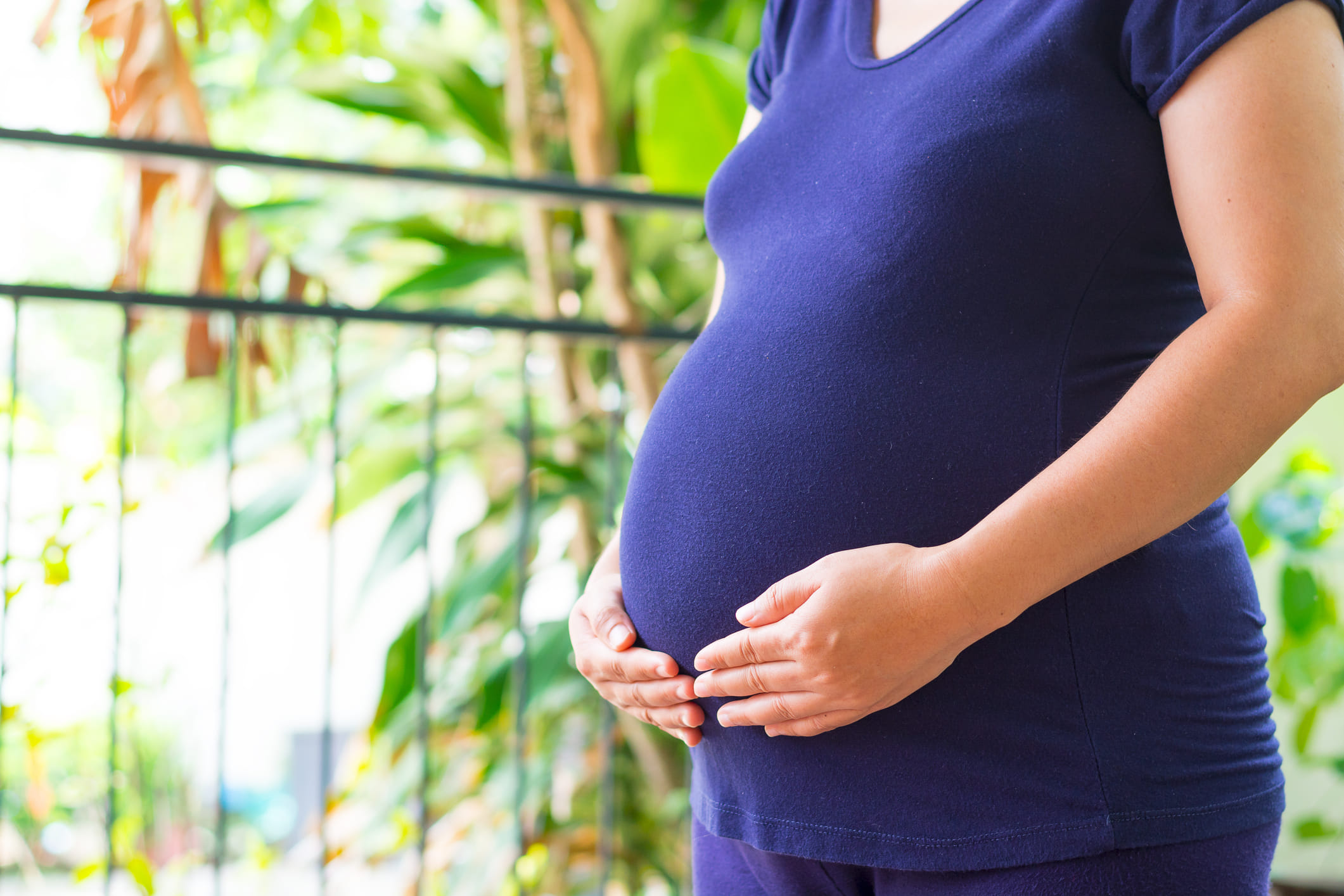 ആവശ്യത്തിന് ഉറങ്ങുക:  ഉറക്കക്കുറവ് അനാരോഗ്യകരമായ ഭക്ഷണങ്ങളോടുള്ള ആസക്തി വർദ്ധിപ്പിക്കുകയും കോർട്ടിസോളിന്റെ അളവ് വർദ്ധിപ്പിക്കുകയും ചെയ്യും. ഇത് ശരീരഭാരം കുറയ്ക്കാൻ കൂടുതൽ ബുദ്ധിമുട്ടാക്കുന്ന കാര്യമാണ്. തടസ്സമില്ലാതെ പ്രസവാനന്തരം ഉറങ്ങുക അല്പം ബുദ്ധിമുട്ടാണെങ്കിലും, കുഞ്ഞ് ഉറങ്ങുമ്പോൾ ഉറങ്ങാൻ ശ്രമിക്കുക അല്ലെങ്കിൽ എപ്പോഴാണോ അനുയോജ്യമായ സമയം അപ്പോഴെല്ലാം വിശ്രമിക്കുക. 

