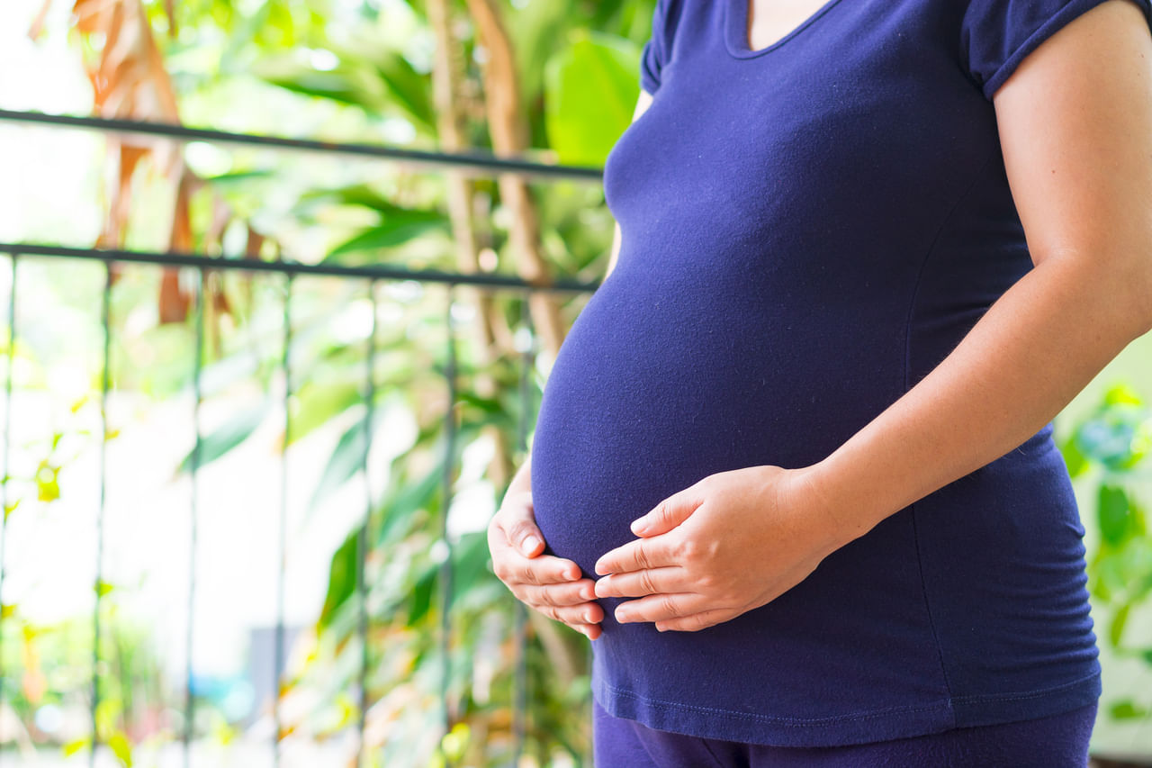 ആവശ്യത്തിന് ഉറങ്ങുക:  ഉറക്കക്കുറവ് അനാരോഗ്യകരമായ ഭക്ഷണങ്ങളോടുള്ള ആസക്തി വർദ്ധിപ്പിക്കുകയും കോർട്ടിസോളിന്റെ അളവ് വർദ്ധിപ്പിക്കുകയും ചെയ്യും. ഇത് ശരീരഭാരം കുറയ്ക്കാൻ കൂടുതൽ ബുദ്ധിമുട്ടാക്കുന്ന കാര്യമാണ്. തടസ്സമില്ലാതെ പ്രസവാനന്തരം ഉറങ്ങുക അല്പം ബുദ്ധിമുട്ടാണെങ്കിലും, കുഞ്ഞ് ഉറങ്ങുമ്പോൾ ഉറങ്ങാൻ ശ്രമിക്കുക അല്ലെങ്കിൽ എപ്പോഴാണോ അനുയോജ്യമായ സമയം അപ്പോഴെല്ലാം വിശ്രമിക്കുക.