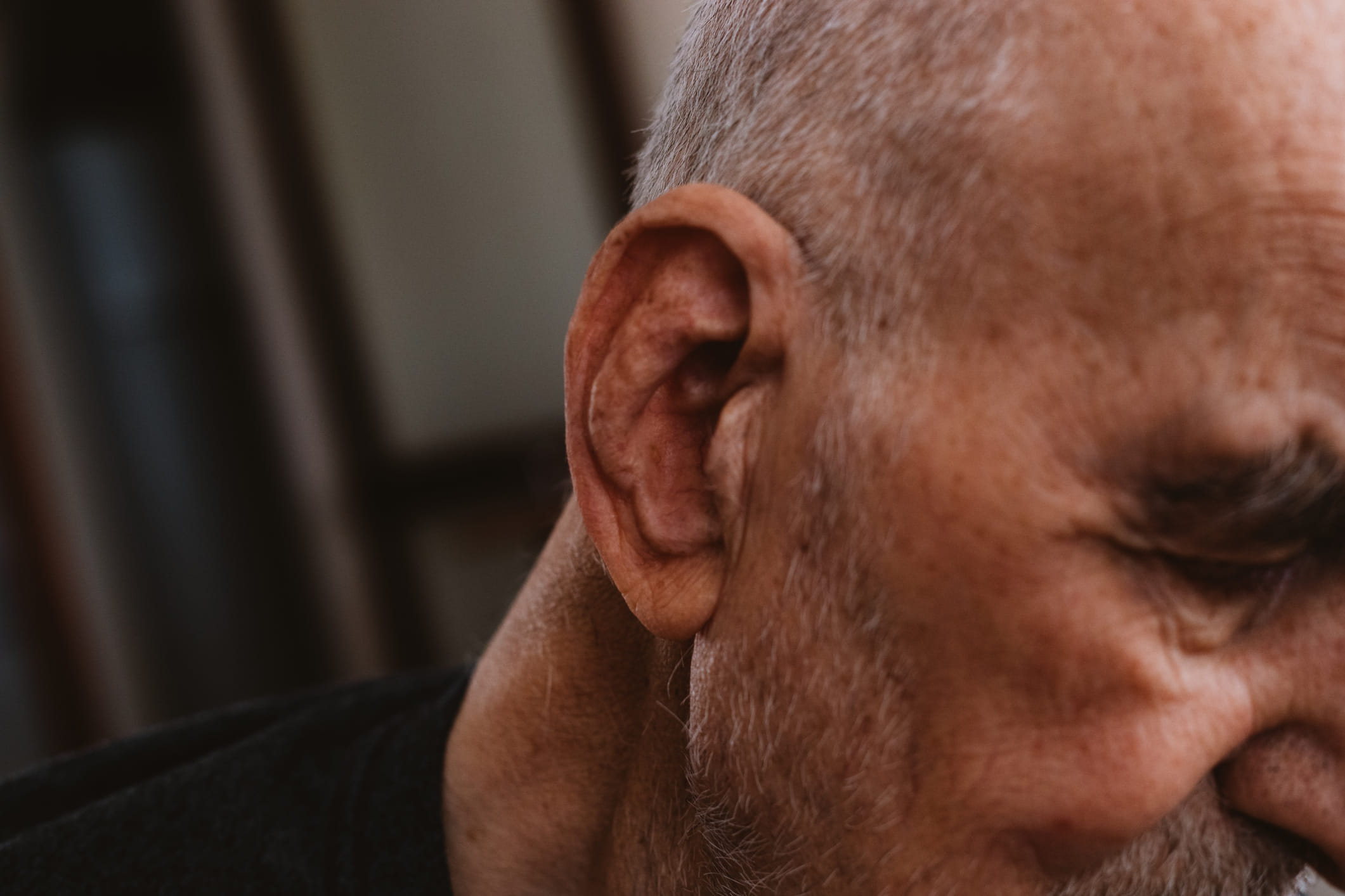 സാമുദ്രിക ശാസ്ത്രമനുസരിച്ച്, ചെവിയിൽ രോമമുള്ള ആളുകൾ ആത്മീയതയോടും തത്ത്വചിന്തയോടും ജീവിക്കുന്നവരാണ്. കൂടാതെ അവരിൽ സമ്പത്തും സമൃദ്ധിയും ധാരാളമുണ്ടാകും.  ചെവിയിൽ രോമമുള്ള ആളുകൾ ജീവിതത്തിൽ കഠിനാധ്വാനികളും ഉത്സാഹികളുമാണ്. അത്തരം ആളുകൾ ക്രമേണ സാമ്പത്തിക സ്ഥിരത കൈവരിക്കുന്നു. കാലക്രമേണ, അവർ നല്ല അഭിവൃദ്ധി കൈവരിക്കുമെന്നാണ് പറയപ്പെടുന്നത്. 
