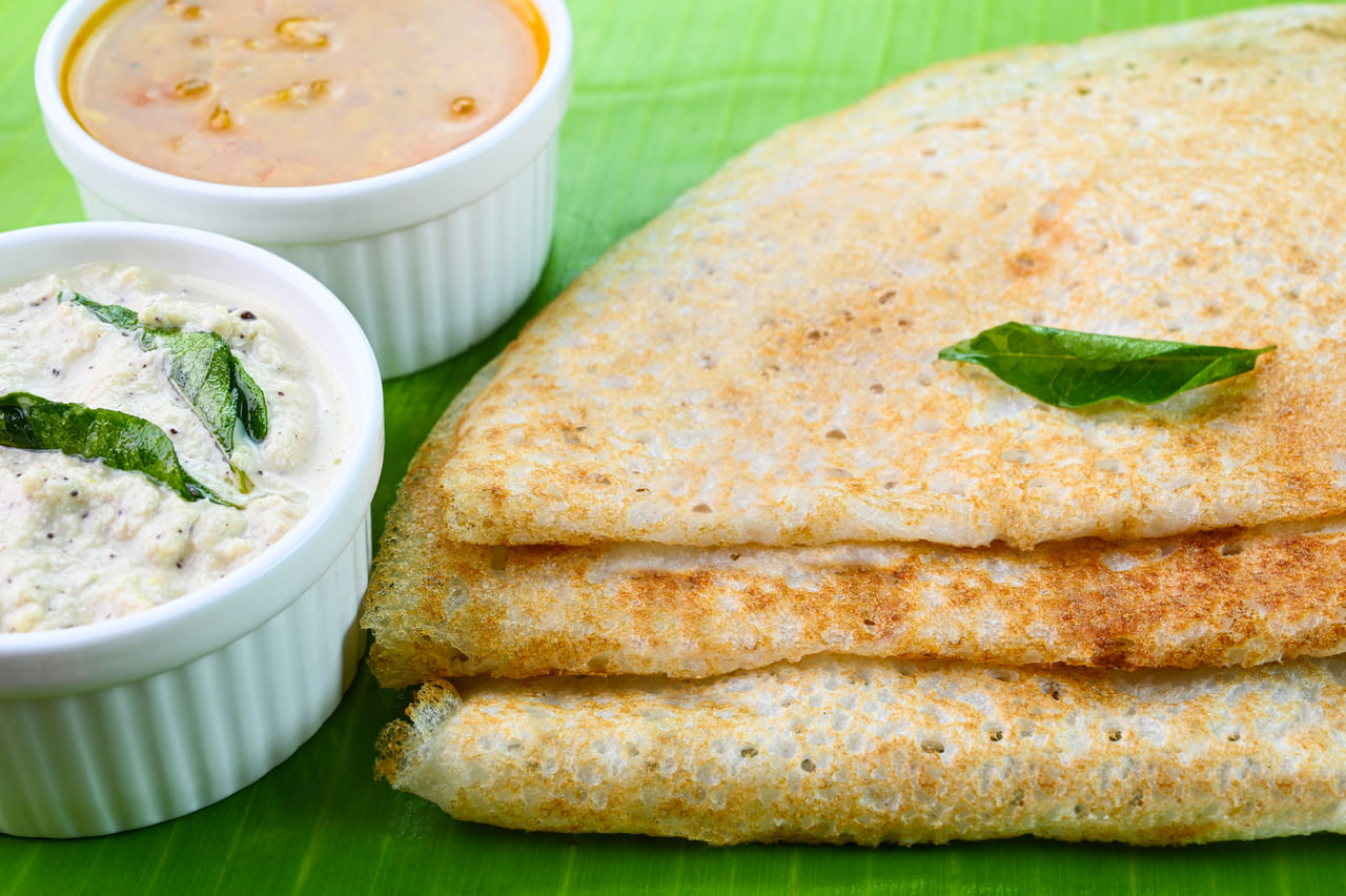 പ്രോബയോട്ടിക്സും പ്രോട്ടീനും നിറഞ്ഞ തൈര്, തലയോട്ടിയുടെ ആരോഗ്യം സംരക്ഷിച്ച്, താരൻ, മുടി കൊഴിച്ചിലിന് കാരണമാകുന്ന വീക്കം എന്നിവ കുറയ്ക്കും. ആരോഗ്യകരമായ കൊഴുപ്പുകളും വിറ്റാമിനുകളും കൊണ്ട് സമ്പുഷ്ടമായ തേങ്ങയാവട്ടെ മുടിയിഴകളെ ശക്തിപ്പെടുത്തുകയും പൊട്ടൽ തടഞ്ഞ് ഈർപ്പം നൽകുകയും ചെയ്യുന്നു.