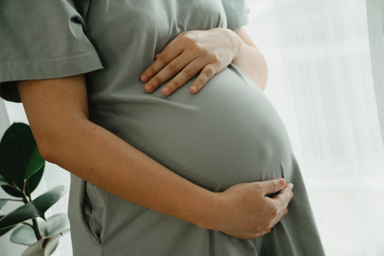 മുലയൂട്ടൽ: മുലയൂട്ടുന്നതിലൂടെ ഒരു ദിവസം ശരാശരി 300–500 കലോറി കത്തിക്കുന്നതായി പറയുപ്പെടുന്നു. സ്ഥിരമായ മുലയൂട്ടലിലൂടെ പല സ്ത്രീകളിലും ക്രമേണ ശരീരത്തിലെ കൊഴുപ്പ് കുറയുന്നതായി കാണാറുണ്ട്. കൂടാതെ ഇത് ഓക്സിടോസിൻ പുറത്തുവിടുന്നതിനും കാരണമാകുന്നു. അതിലൂടെ ഗർഭധാരണത്തിന് മുമ്പുള്ള വലുപ്പത്തിലേക്ക് ഗർഭാശയത്തെ തിരികെ കൊണ്ടുവരാൻ സഹായിക്കും.