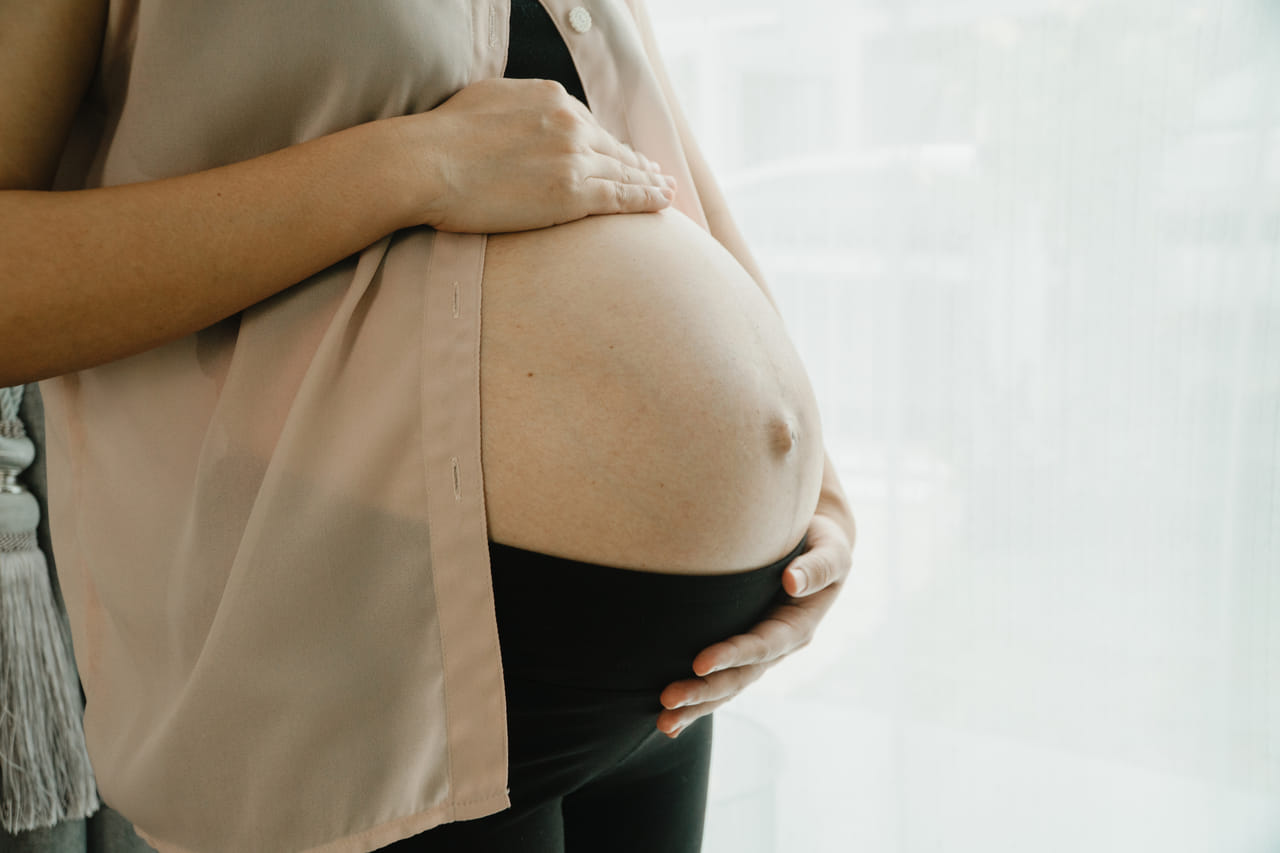 പ്രസവശേഷം ശേഷം ശരീരഭാരം വർദ്ധിക്കുന്നത് സാധാരണമാണ്. എന്നാൽ അതിന് ശേഷം ശരീരഭാരം കുറയ്ക്കൽ ഒരു കഠിനമായ പ്രവർത്തിയാണ്. ആദ്യമായി അമ്മയാകുന്ന ഒരു സ്ത്രീയ്ക്ക് ശരീരത്തിനും മനസ്സിനും ഒരുപോലെ പിന്തുണ വേണ്ട സമയമാണ് പ്രസവാനന്തര കാലഘട്ടം. അതിനാൽ ആരോ​ഗ്യകരമായ ഒരു ശരീരഭാര നിയന്ത്രണം മാത്രമെ ഈ സാഹചര്യത്തിൽ നടക്കുകയുള്ളൂ. (Image Credits: Gettyimages) 