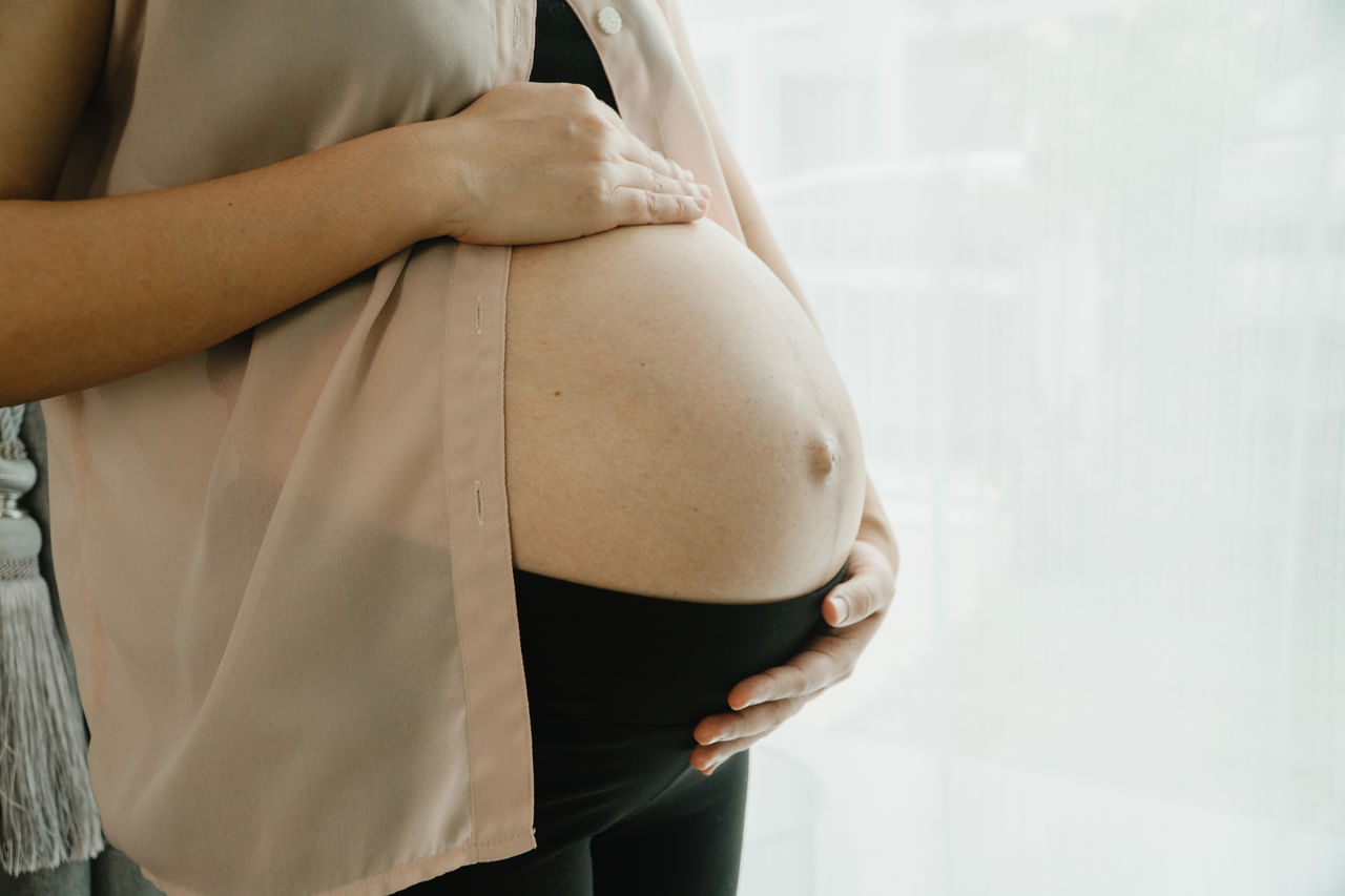 പ്രസവശേഷം ശേഷം ശരീരഭാരം വർദ്ധിക്കുന്നത് സാധാരണമാണ്. എന്നാൽ അതിന് ശേഷം ശരീരഭാരം കുറയ്ക്കൽ ഒരു കഠിനമായ പ്രവർത്തിയാണ്. ആദ്യമായി അമ്മയാകുന്ന ഒരു സ്ത്രീയ്ക്ക് ശരീരത്തിനും മനസ്സിനും ഒരുപോലെ പിന്തുണ വേണ്ട സമയമാണ് പ്രസവാനന്തര കാലഘട്ടം. അതിനാൽ ആരോ​ഗ്യകരമായ ഒരു ശരീരഭാര നിയന്ത്രണം മാത്രമെ ഈ സാഹചര്യത്തിൽ നടക്കുകയുള്ളൂ. (Image Credits: Gettyimages)