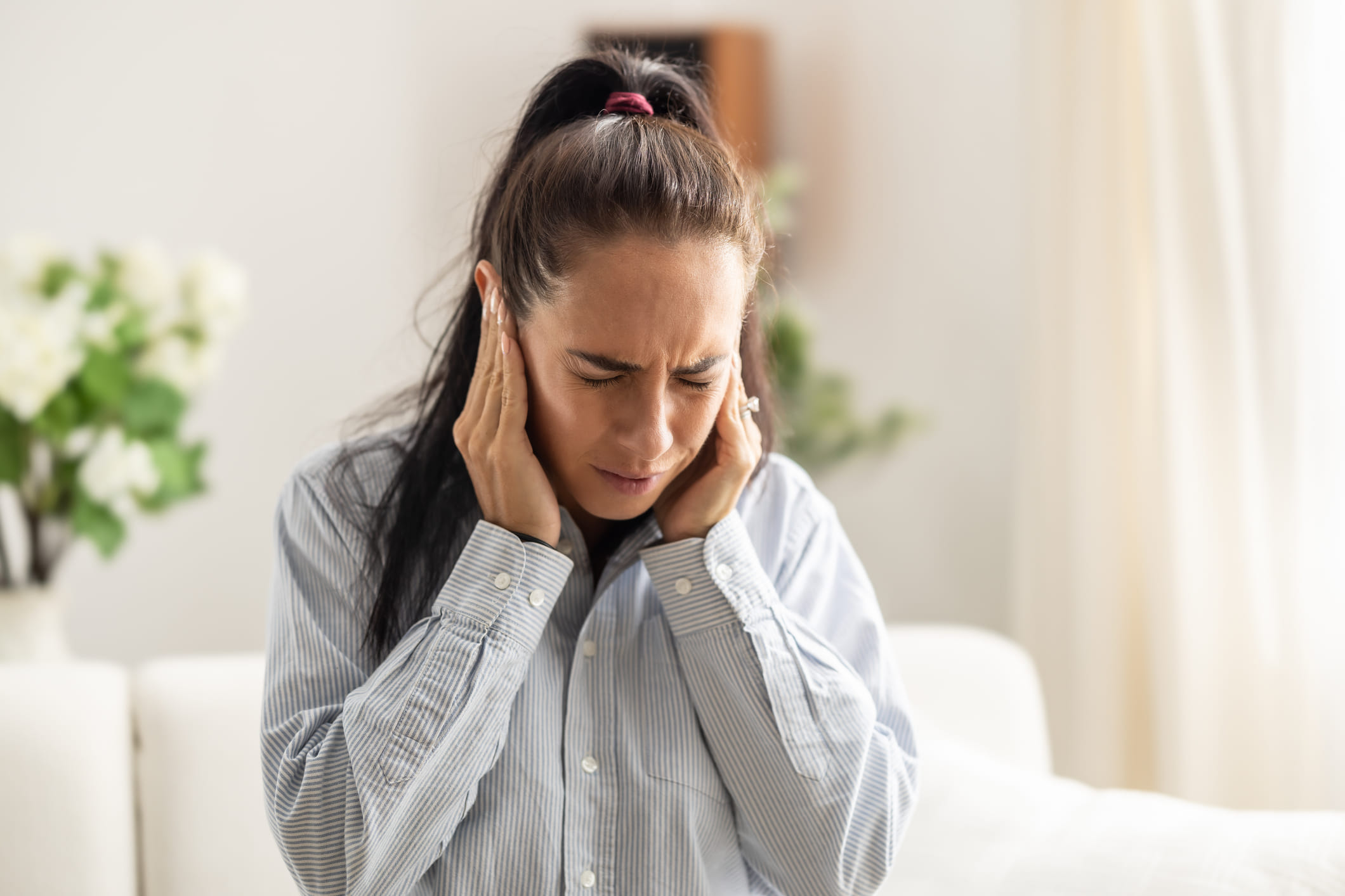 ചെവിയിലെ രോമം പൊതുവെ ശുഭകരമായി കണക്കാക്കപ്പെടുന്നുണ്ടെങ്കിലും, ഈ രോമം വളരെ കട്ടിയുള്ളതോ, അസാധാരണമായി കാണപ്പെടുന്നതോ ആണെങ്കിൽ, അത് മാനസിക സമ്മർദ്ദത്തിന്റെയോ, ഹോർമോൺ അസന്തുലിതാവസ്ഥയുടെയോ അല്ലെങ്കിൽ മറ്റേതെങ്കിലും ആരോഗ്യപ്രശ്നത്തിന്റെയോ ലക്ഷണമാകാം. അത്തരം ആളുകൾ വൈദ്യോപദേശം തേടുന്നത് നല്ലതാണ്.
