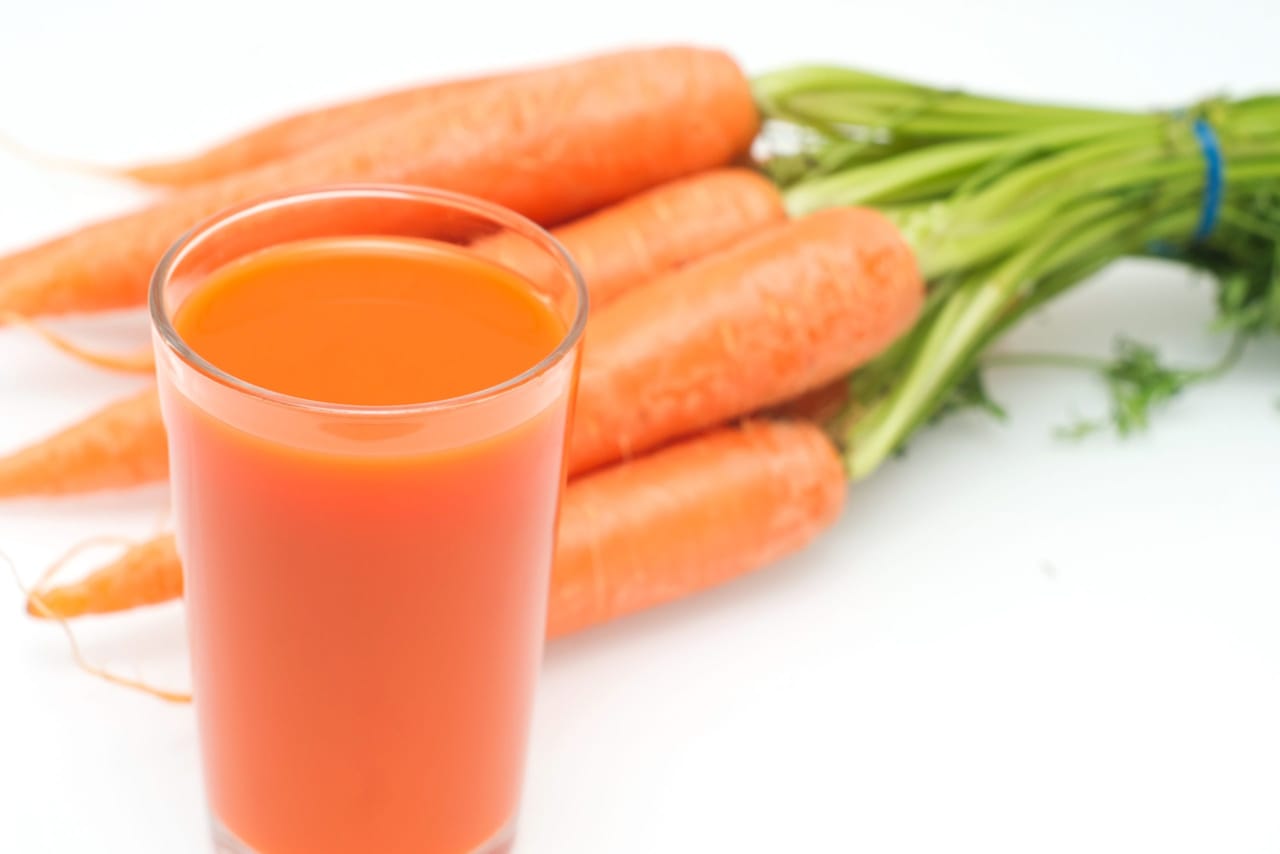 രോഗപ്രതിരോധ ശേഷി: ഇവ രണ്ടും രോഗപ്രതിരോധ സംവിധാനത്തെ പിന്തുണയ്ക്കുന്നു. കാരറ്റ് വിറ്റാമിൻ സി, ആന്റിഓക്‌സിഡന്റുകൾ എന്നിവ നൽകുന്നു. അതേസമയം ഇഞ്ചി ആന്റിമൈക്രോബയൽ, ആന്റി-ഇൻഫ്ലമേറ്ററി ഗുണങ്ങൾ നൽകുന്നു. ഈ ജ്യൂസ് പതിവായി കുടിക്കുന്നത് ശരീരത്തിന് സാധാരണ അണുബാധകളെ ചെറുക്കാൻ സഹായിക്കും.
