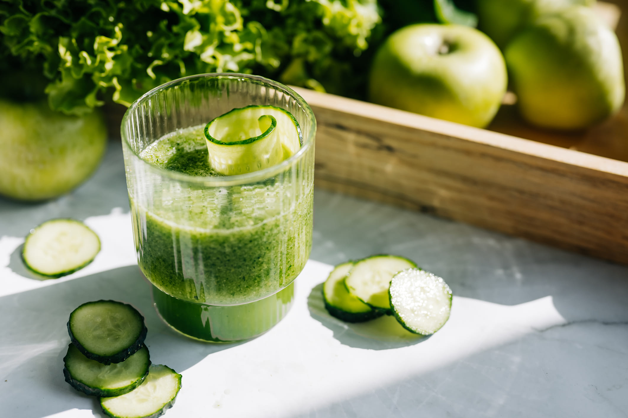 വെള്ളരിക്ക ജ്യൂസ് കുടിക്കുന്നതിലൂടെ ഹോർമോൺ ആരോഗ്യം മെച്ചപ്പെടുന്നു. ഈ ജ്യൂസ് ഫോസ്ഫറസിന്റെയും കാൽസ്യത്തിന്റെയും നല്ല ഉറവിടമാണ്, അതുകൊണ്ട് തന്നെ ഹോർമോൺ സന്തുലിതാവസ്ഥ നിലനിർത്തുന്നതിൽ ഈധാതുക്കൾ പ്രധാന പങ്ക് വഹിക്കുന്നു.  രാവിലെ വെള്ളരിക്ക ജ്യൂസ് കുടിക്കുന്നത് നഷ്ടപ്പെട്ട ദ്രാവകങ്ങൾ തിരിച്ചുപിടിക്കാനും ജലാംശം നൽകാനും സഹായിക്കും. 
