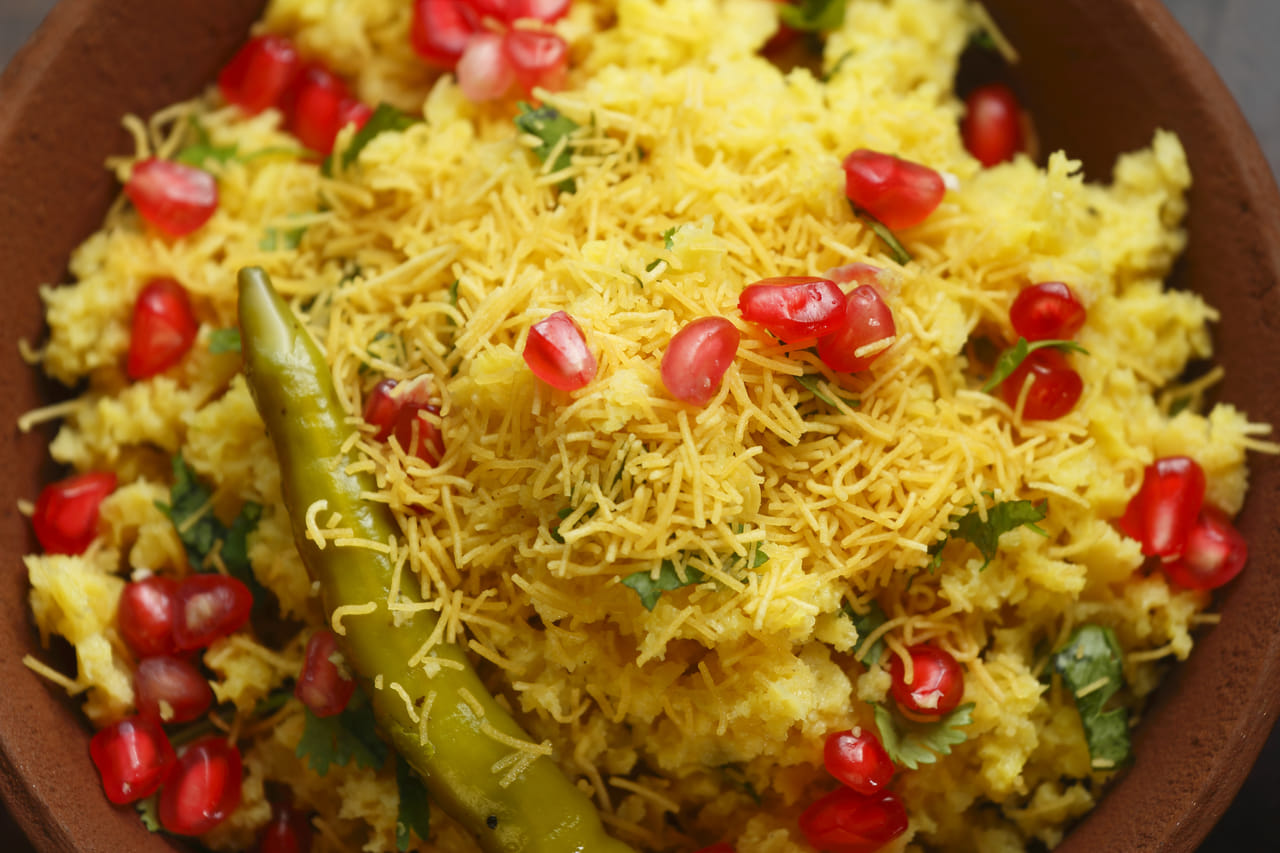  യാത്ര പോകുമ്പോൾ പലരും നേരിടുന്ന വലിയ പ്രശ്നമാണ് ഭക്ഷണം. എല്ലാവർക്കും എല്ലാ സ്ഥലത്തെയും ഭക്ഷണം ഇഷ്ടമാകണമെന്നില്ല. കൂടാതെ ചില ഭക്ഷണം വയറിന് പണി തരാറുമുണ്ട്. എന്നാൽ ഇനി യാത്ര പോകുമ്പോൾ കയ്യിൽ ഈ ലെമൺ റൈസ് കൂടി കരുതിക്കോളൂ. തയ്യാറാക്കേണ്ടത് ഇങ്ങനെ (GettyImages)
