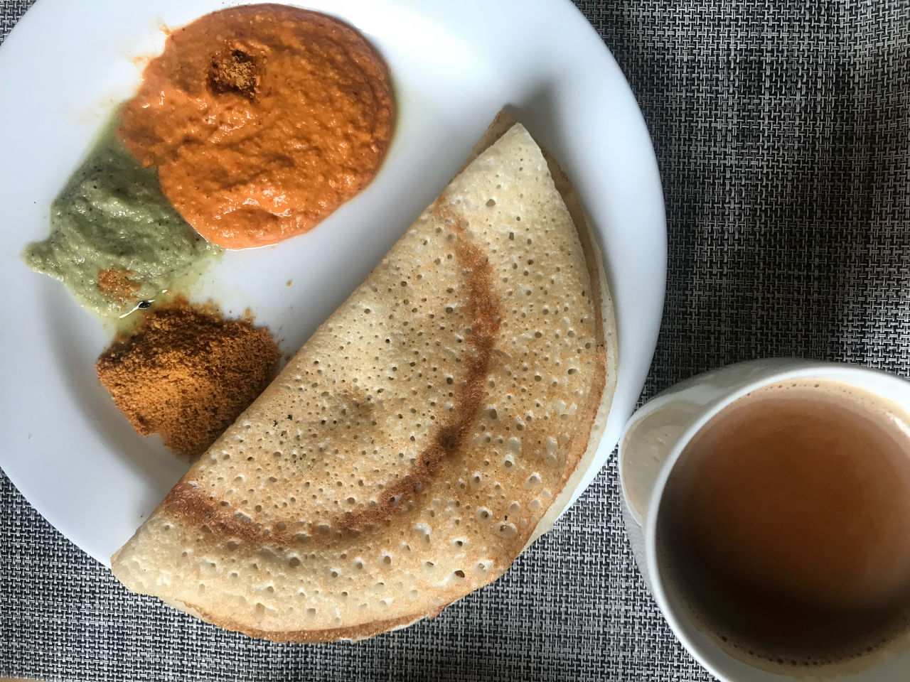 റാഗി ദോശ മാവ് തയ്യാറാക്കാൻ എണ്ണ പുരട്ടിയ ഒരു പാനിൽ ചെറിയ വട്ടങ്ങളിലായി റാഗി മാവ് ഒഴിക്കാം. അല്പം നെയ്യും മുകളിലൂടെ ഒഴിക്കാം. ഇനി ആവശ്യമെങ്കിൽ നന്നായി അരിഞ്ഞ ഉള്ളി, തക്കാളി, കുരുമുളക് പൊടി, കാരറ്റ് എന്നിവ മുകളിൽ ചേർക്കാം. ഇരുവശത്തും നന്നായി വേവിക്കാൻ അനുവദിക്കുക.