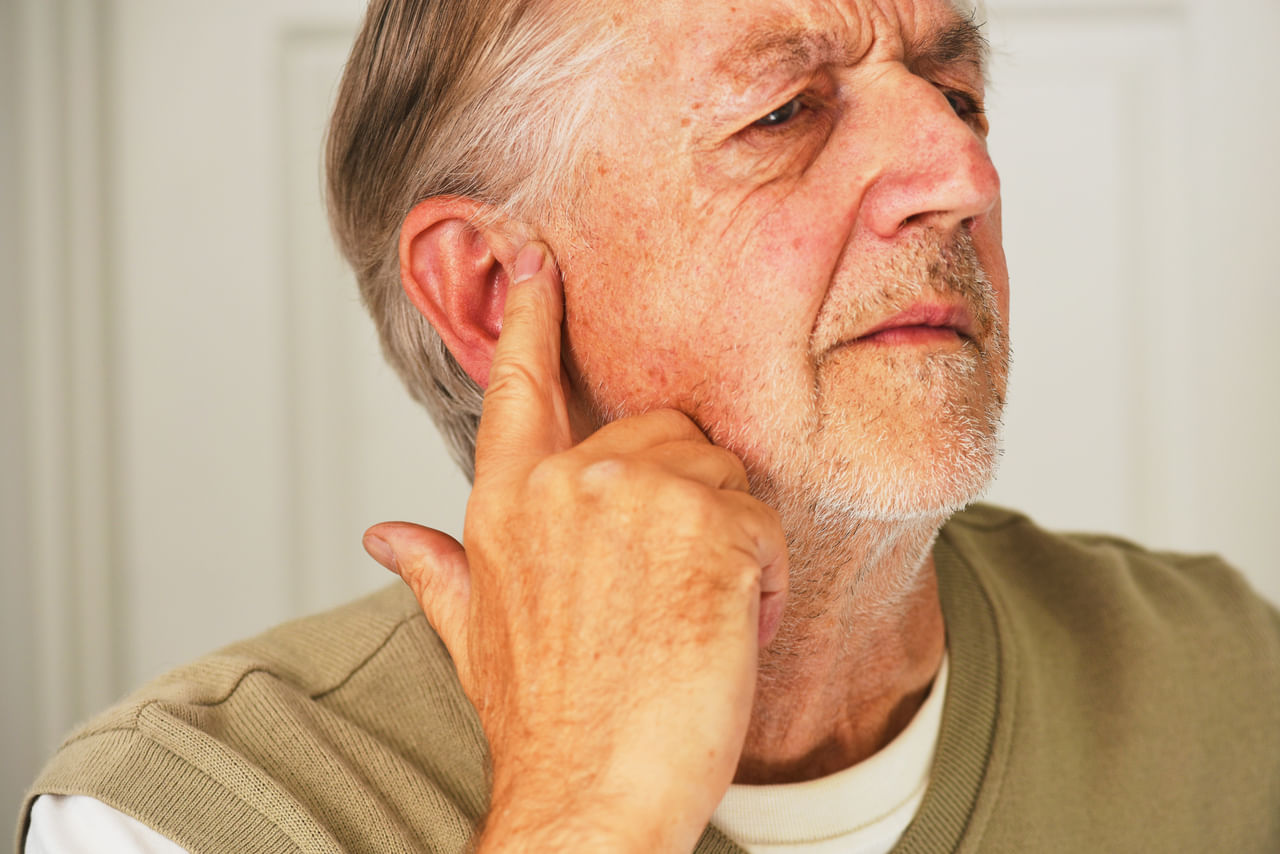 ചെവിക്ക് മുകളിൽ രോമമുള്ള ആളുകൾ സ്വാഭാവികമായും ശാന്തരും ഗൗരവമുള്ളവരും ചിന്താശീലരുമാണെന്ന് സാമുദ്രിക ശാസ്ത്ര പറയുന്നു. അവർ തിടുക്കത്തിൽ തീരുമാനങ്ങൾ എടുക്കുന്നവരായിരിക്കില്ല. അത്തരം ആളുകളുടെ ചിന്തകൾ മറ്റുള്ളവരിൽ നിന്ന് വ്യത്യസ്തമാണെന്നാണ് ഇവിടെ പറയുന്നത്. ഈ ആളുകൾ സ്വയം വിശ്വസിക്കുന്നവരും അവർ മറ്റുള്ളവർക്ക് കൃത്യമായ ഉപദേശം നൽകുന്നവരുമാണ്.