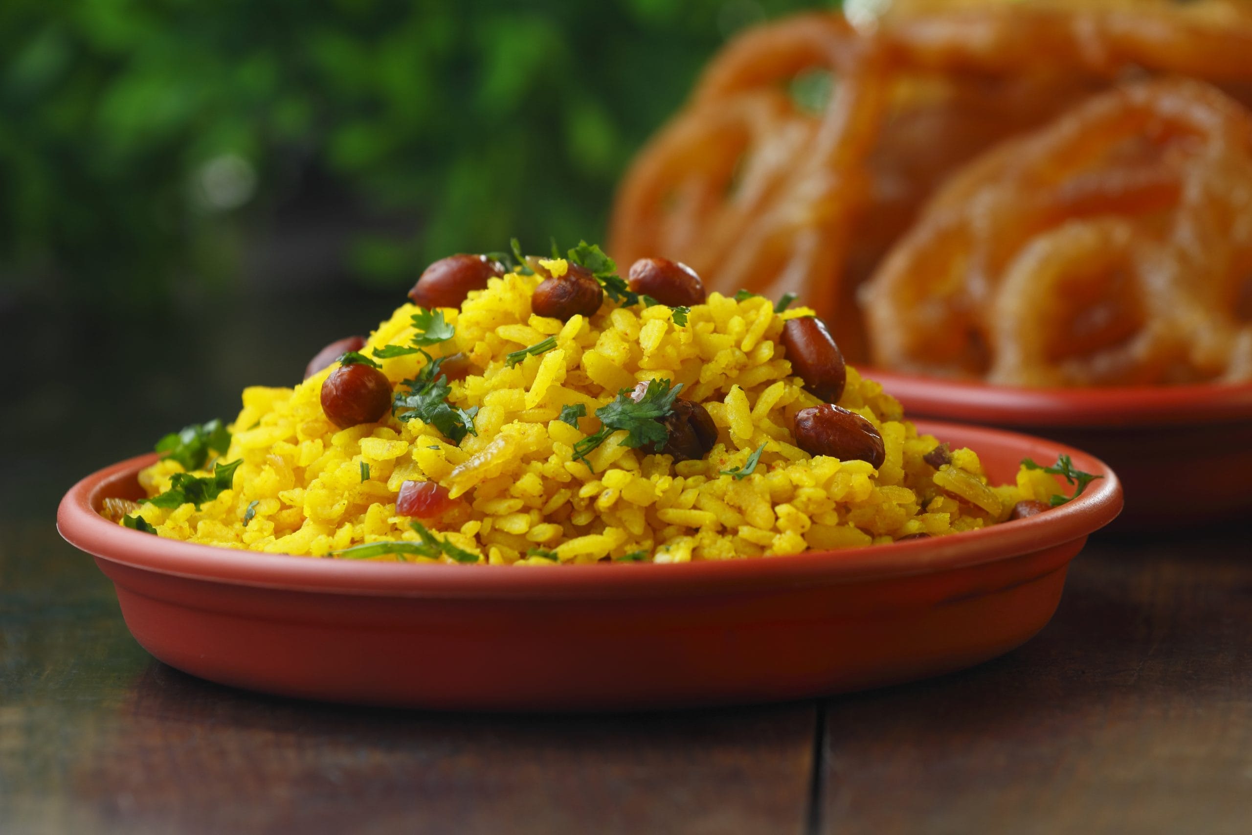 ഒരു പാനിൽ എണ്ണ ചൂടാക്കി കടുക് പൊട്ടിക്കുക. ഇടത്തരം തീയിൽ കടലയും ഉഴുന്നും ചേർത്ത് അവ വഴറ്റുക. ശേഷം കറിവേപ്പിലയും ഉണക്കമുളകും ചേർത്ത് കൊടുക്കാം. തീ കുറച്ച് വച്ച ശേഷം മഞ്ഞൾപ്പൊടിയും കായവും ചേർക്കുക. എല്ലാ ചേരുവകളും ഒരുമിച്ച് നന്നായി ഇളക്കുക. തീ ഓഫ് ചെയ്ത് നന്നായി അരച്ച നാരങ്ങയുടെ തൊലി ഇതിലേക്ക് ചേർക്കുക. 
