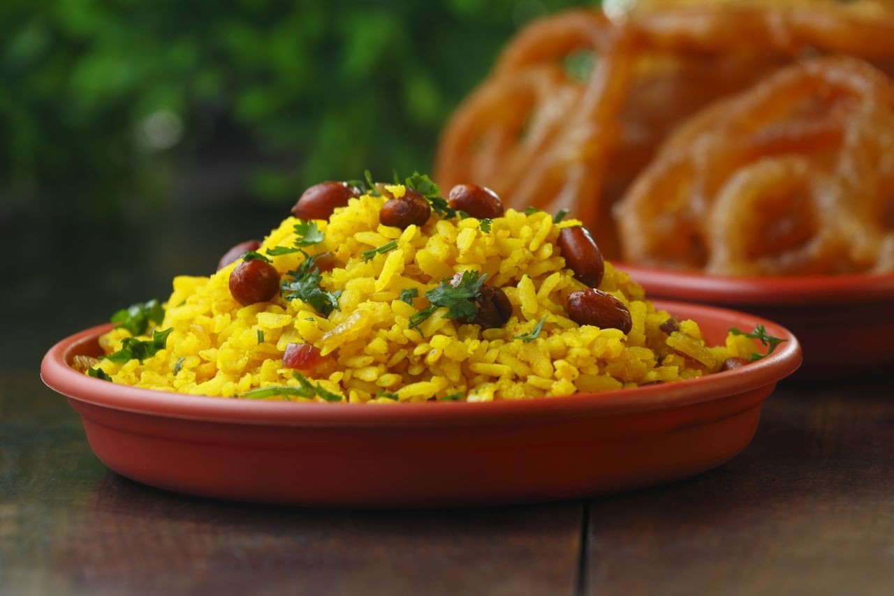 ഒരു പാനിൽ എണ്ണ ചൂടാക്കി കടുക് പൊട്ടിക്കുക. ഇടത്തരം തീയിൽ കടലയും ഉഴുന്നും ചേർത്ത് അവ വഴറ്റുക. ശേഷം കറിവേപ്പിലയും ഉണക്കമുളകും ചേർത്ത് കൊടുക്കാം. തീ കുറച്ച് വച്ച ശേഷം മഞ്ഞൾപ്പൊടിയും കായവും ചേർക്കുക. എല്ലാ ചേരുവകളും ഒരുമിച്ച് നന്നായി ഇളക്കുക. തീ ഓഫ് ചെയ്ത് നന്നായി അരച്ച നാരങ്ങയുടെ തൊലി ഇതിലേക്ക് ചേർക്കുക.