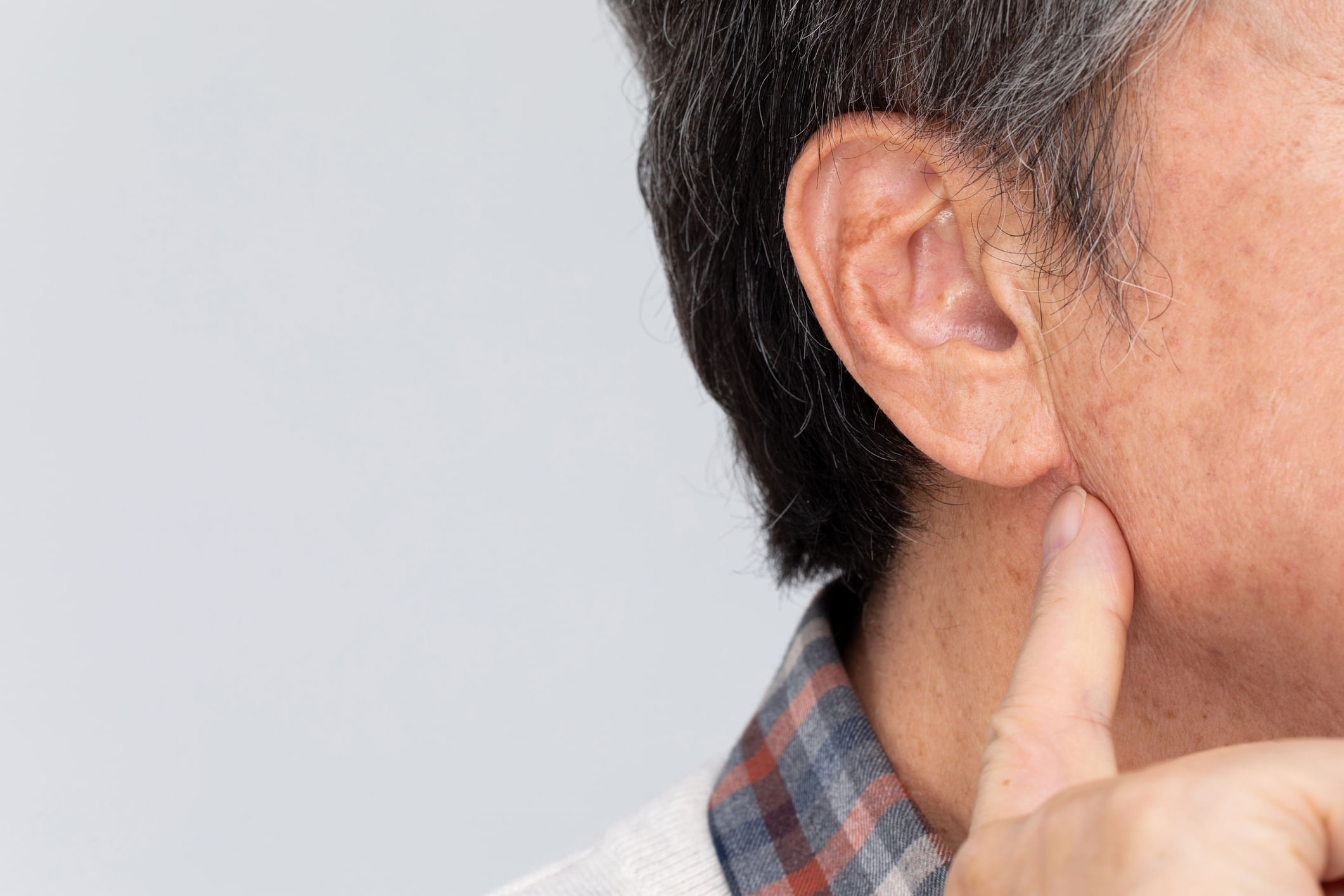 ഹോർമോൺ മാറ്റങ്ങൾ മൂലം സ്ത്രീകളുടെ താടിയിലും മുഖത്തും അനാവശ്യ രോമങ്ങളുടെ വളർച്ച സാധാരണമാണ്. എന്നാൽ ചില പുരുഷന്മാരുടെ ചെവിയിൽ രോമങ്ങൾ വരുന്നത് ശ്രദ്ധിച്ചിട്ടുണ്ടോ? അത് എന്തുകൊണ്ടാണെന്ന് പോലും ചിന്തിക്കാത്തവരാണ് അധികവും. ഇത് സാധാരണയായി ഹോർമോണുകൾ മൂലമാണെന്ന് വിദഗ്ധർ പറയുന്നു. (Image Credits: Gettyimages)