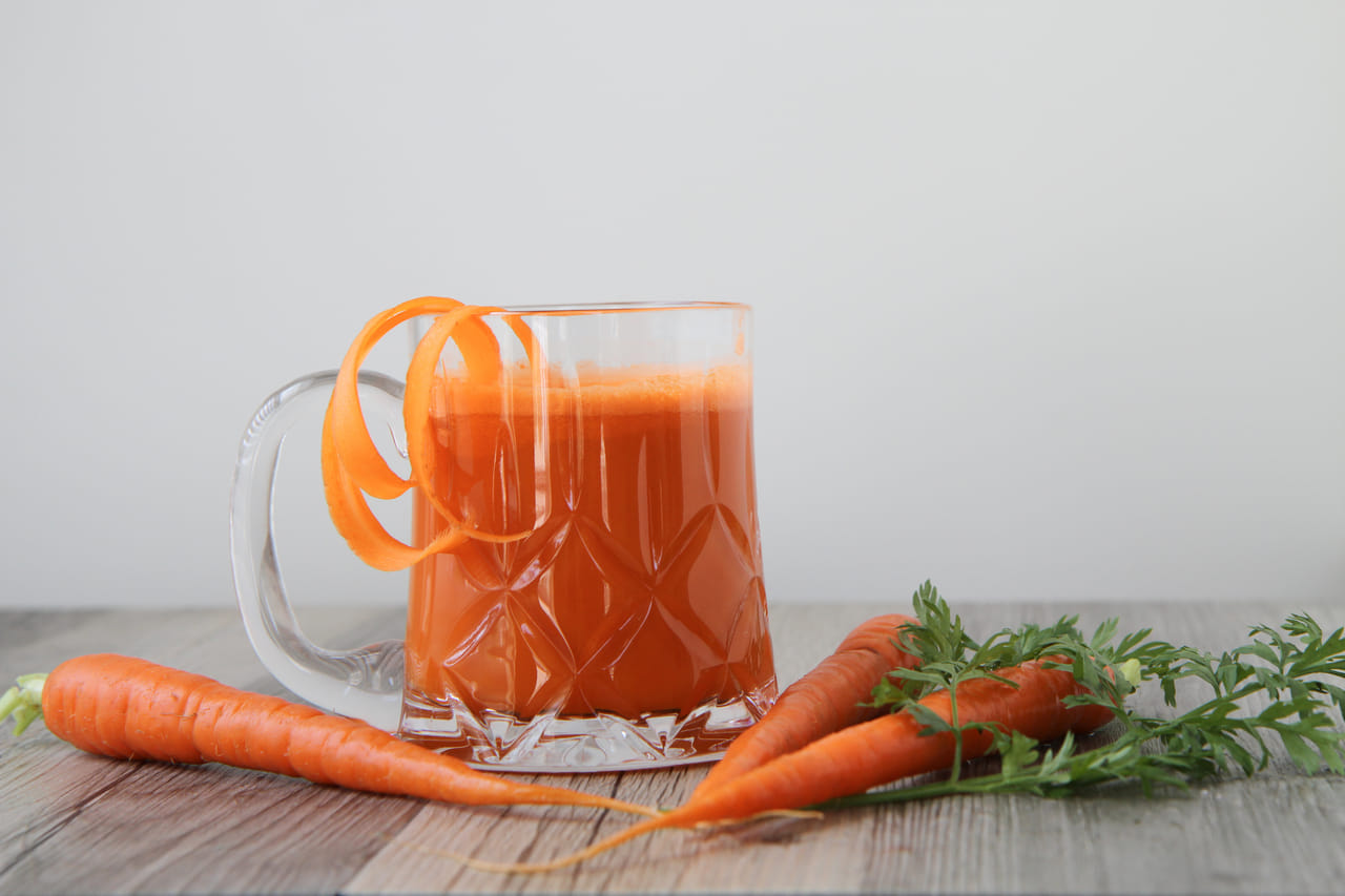 ചർമ്മാരോ​ഗ്യം: ഈ ജ്യൂസ് നിങ്ങളുടെ കുടലിനും പ്രതിരോധശേഷിക്കും മാത്രമല്ല, ചർമ്മത്തിനും വളരെ നല്ലതാണ്. കാരറ്റിലും ഇഞ്ചിയിലും അടങ്ങിയിരിക്കുന്ന ആന്റിഓക്‌സിഡന്റുകൾ ഫ്രീ റാഡിക്കലുകളെ ചെറുക്കുന്നു, ഇത് വാർദ്ധക്യത്തിന്റെ ലക്ഷണങ്ങൾ മന്ദ​ഗതിയിലാക്കുന്നു. 2021 ലെ ഒരു പഠനത്തിൽ ഇഞ്ചി ആന്റി-ഇൻഫ്ലമേറ്ററി ഇഫക്റ്റുകൾ കാരണം മുഖക്കുരുവും ചുവപ്പും കുറയ്ക്കാൻ സഹായിക്കുമെന്നും കണ്ടെത്തിയിട്ടുണ്ട്.